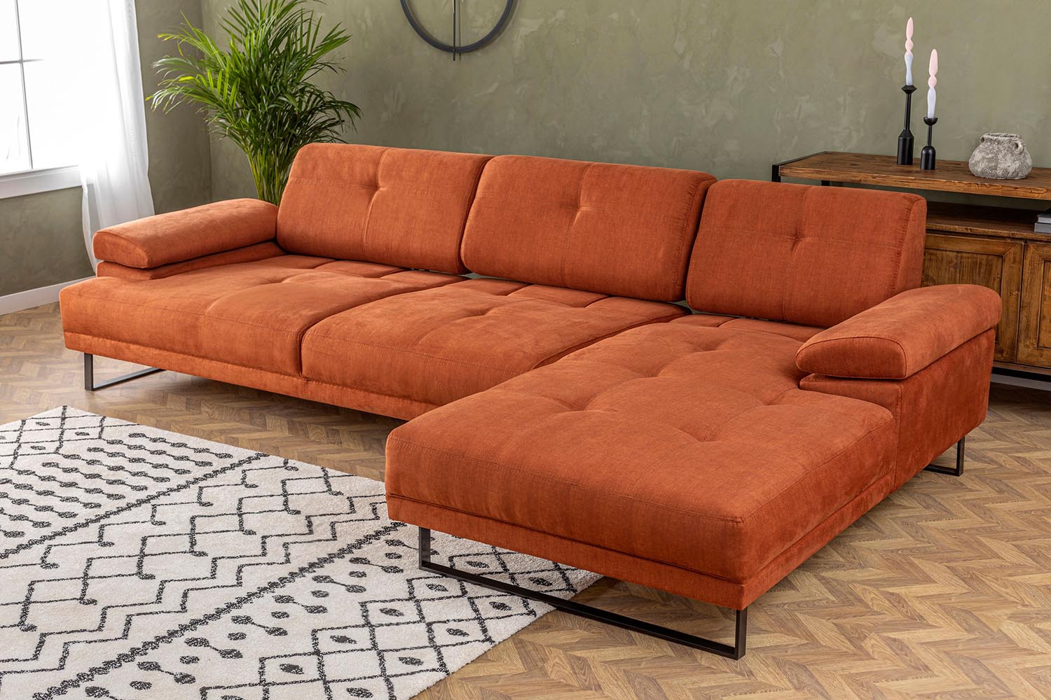 Entdecken Sie das Mustang Large Right Ecksofa in Orange von Atelier Del Sofa – ein stilvolles Möbelstück, das Komfort und Lebensfreude in Ihr Zuhause bringt.