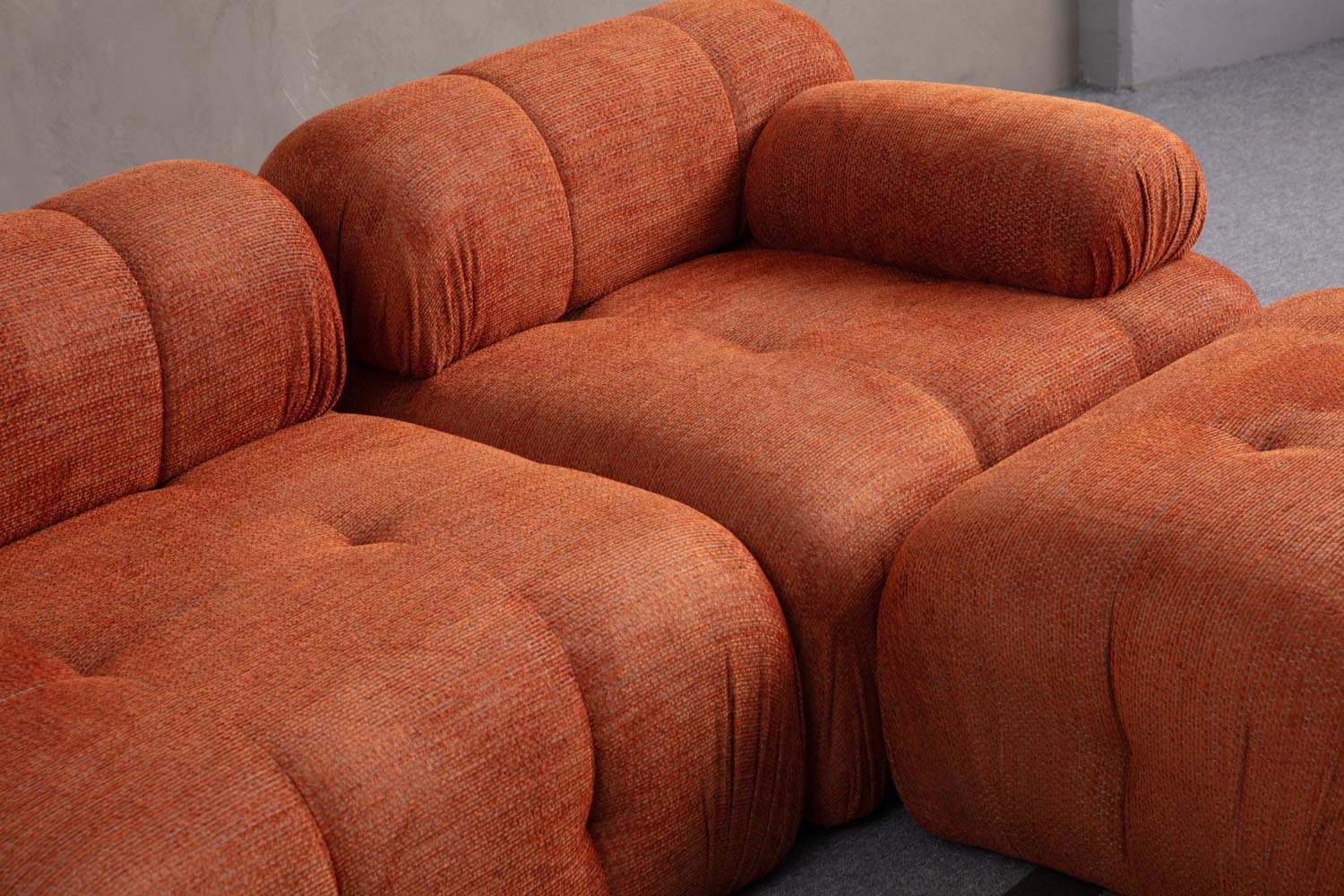 Bringen Sie Farbe in Ihr Zuhause mit dem Petite 3 Ecksofa in strahlendem Orange von Atelier Del Sofa. Stil und Komfort vereint!