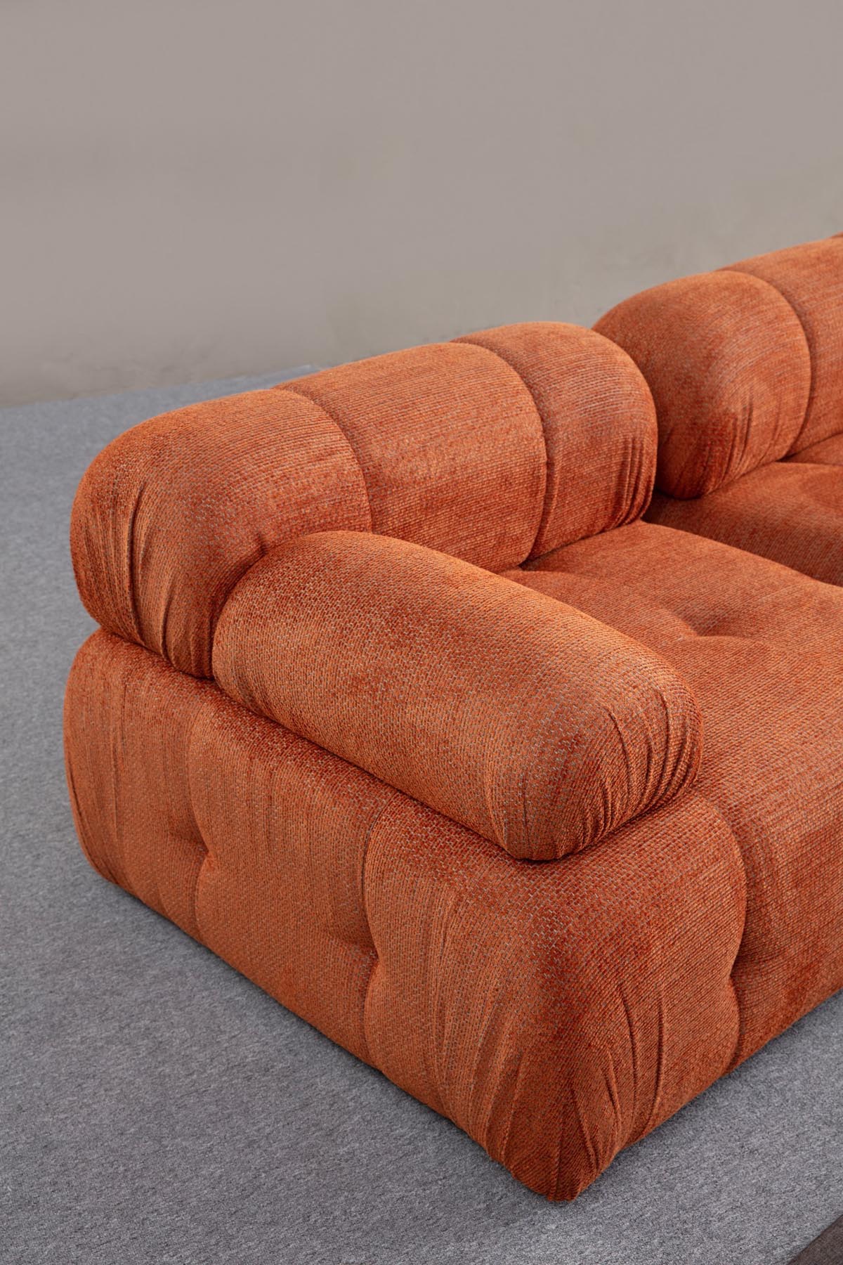 Setzen Sie Akzente in Ihrem Wohnraum mit dem Petite 3 Ecksofa in lebhaftem Orange von Atelier Del Sofa – für stilvolle Entspannung und modernen Komfort.
