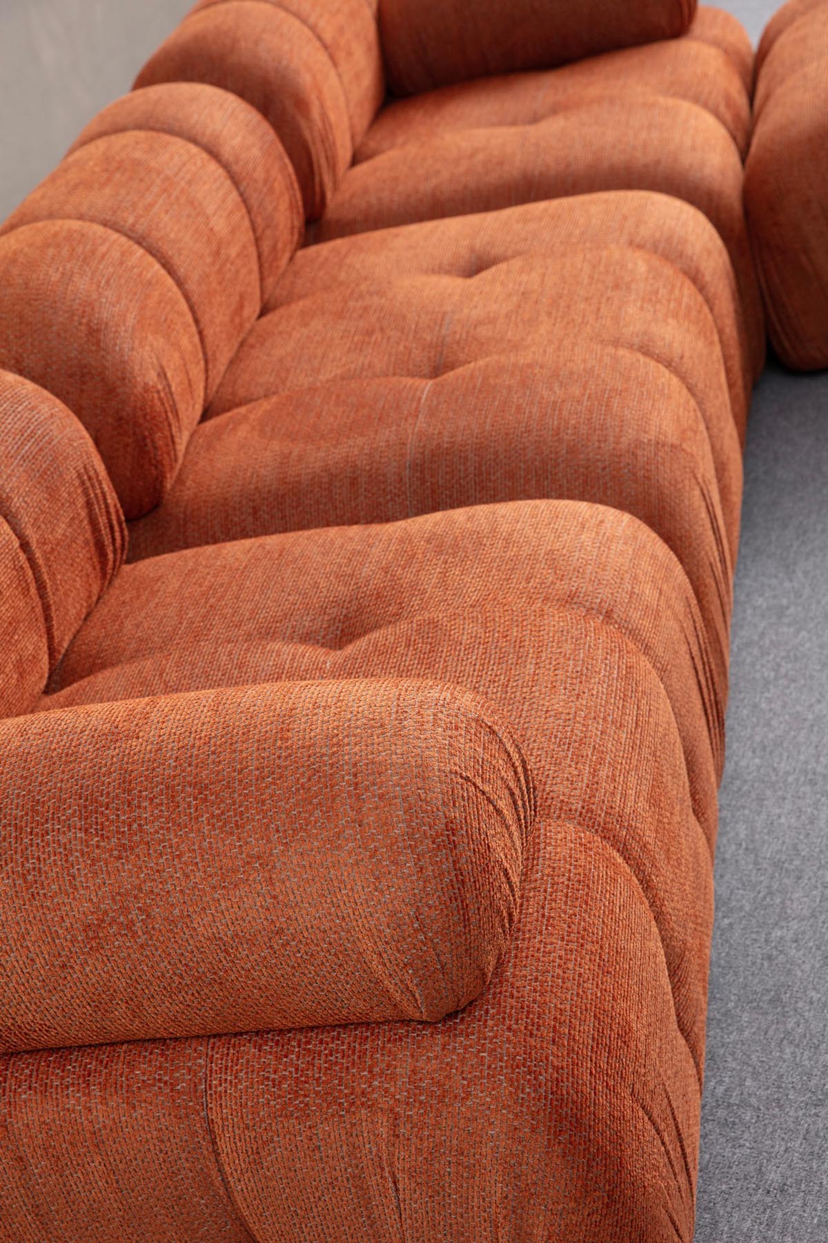 Bringen Sie Farbe in Ihr Zuhause mit dem Petite 3 Ecksofa in strahlendem Orange von Atelier Del Sofa – ideal für stilvolle Akzente und höchsten Komfort.