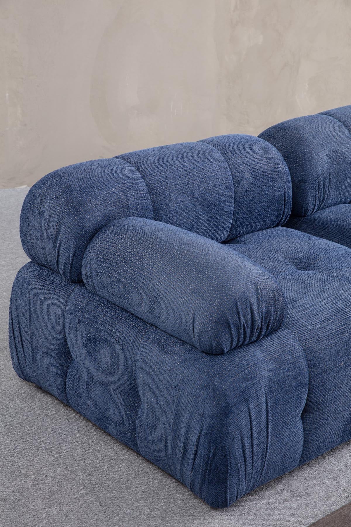 Erleben Sie das Petite 3 Ecksofa in Nachtblau von Atelier Del Sofa – ein stilvolles Möbelstück, das Komfort und Eleganz in Ihr Zuhause bringt.