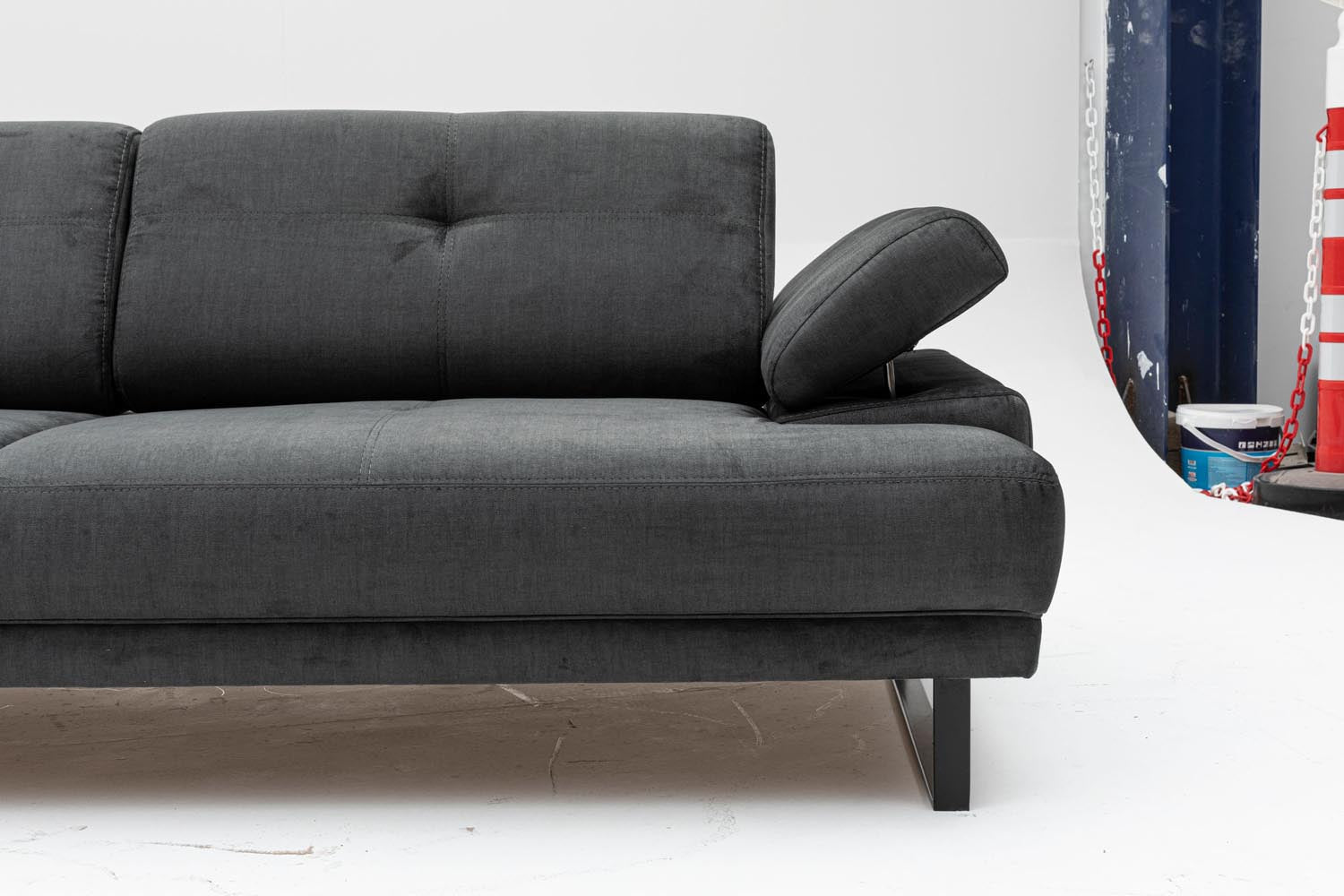 Erleben Sie das Mustang Bettsofa von Atelier Del Sofa in edlem Anthrazit. Ideal für entspannte Stunden und stilvolle Wohnakzente.