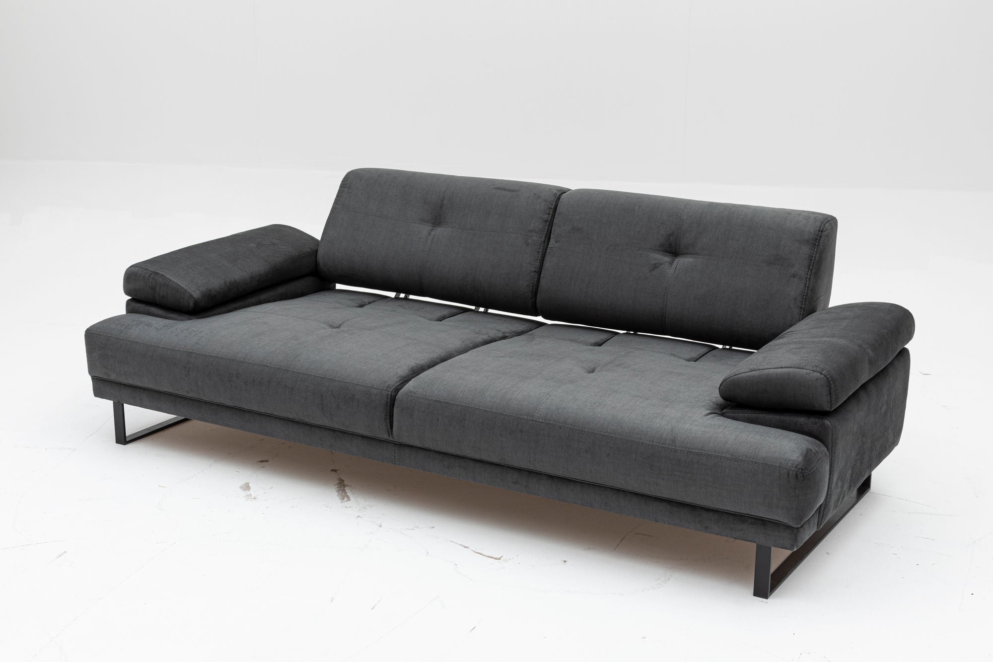 Erleben Sie das Mustang Bettsofa von Atelier Del Sofa in edlem Anthrazit. Ideal für entspannte Stunden und stilvolle Wohnakzente.
