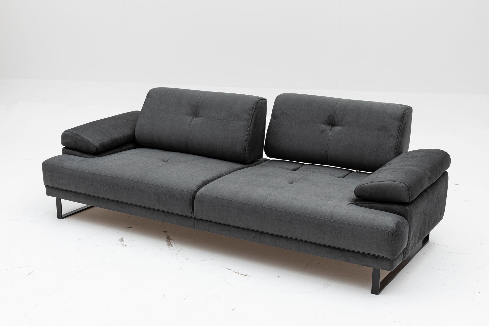 Entdecken Sie das Mustang Bettsofa von Atelier Del Sofa in elegantem Anthrazit. Perfekt für Komfort und stilvolle Akzente in jedem Raum.