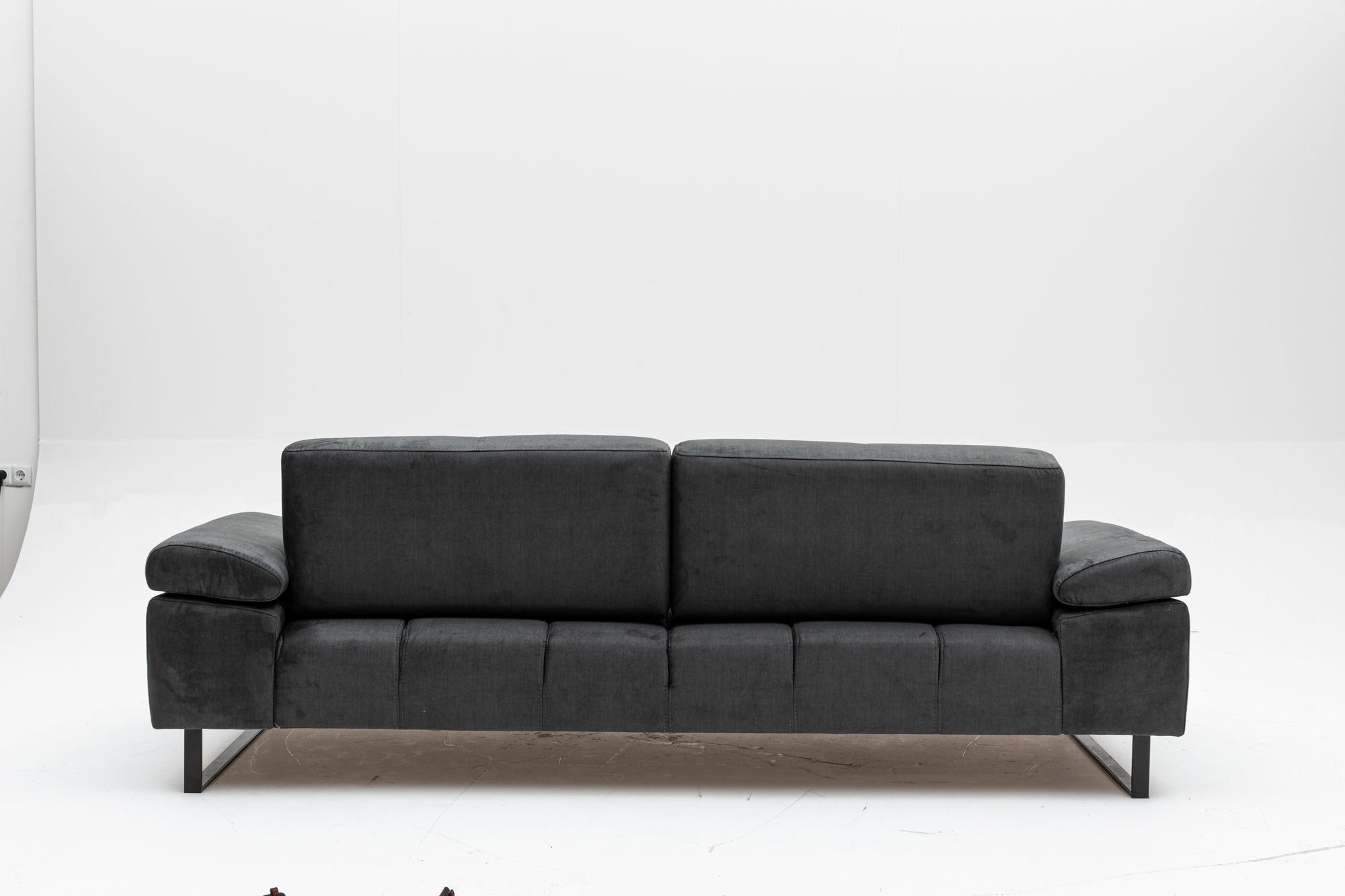 Entdecken Sie das Mustang Bettsofa von Atelier Del Sofa in elegantem Anthrazit. Perfekt für Komfort und stilvolle Akzente in jedem Raum.