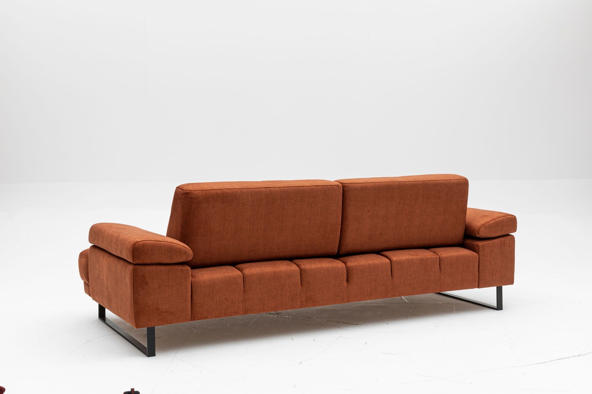 Verleihen Sie Ihrem Wohnraum mit dem Mustang Bettsofa in Orange von Atelier Del Sofa einen Hauch von Eleganz und Komfort – ideal für entspannte Abende und Gästeübernachtungen!