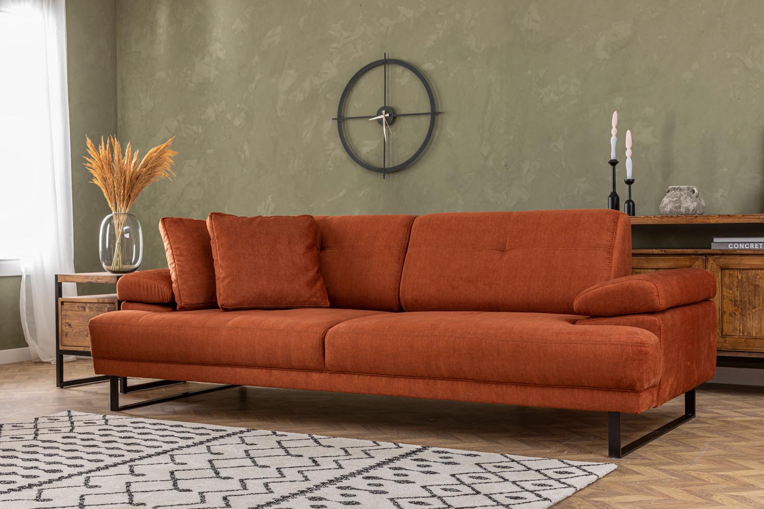 Verleihen Sie Ihrem Wohnraum mit dem Mustang Bettsofa in Orange von Atelier Del Sofa einen Hauch von Stil und Funktionalität. Ideal für Entspannung und Gäste.