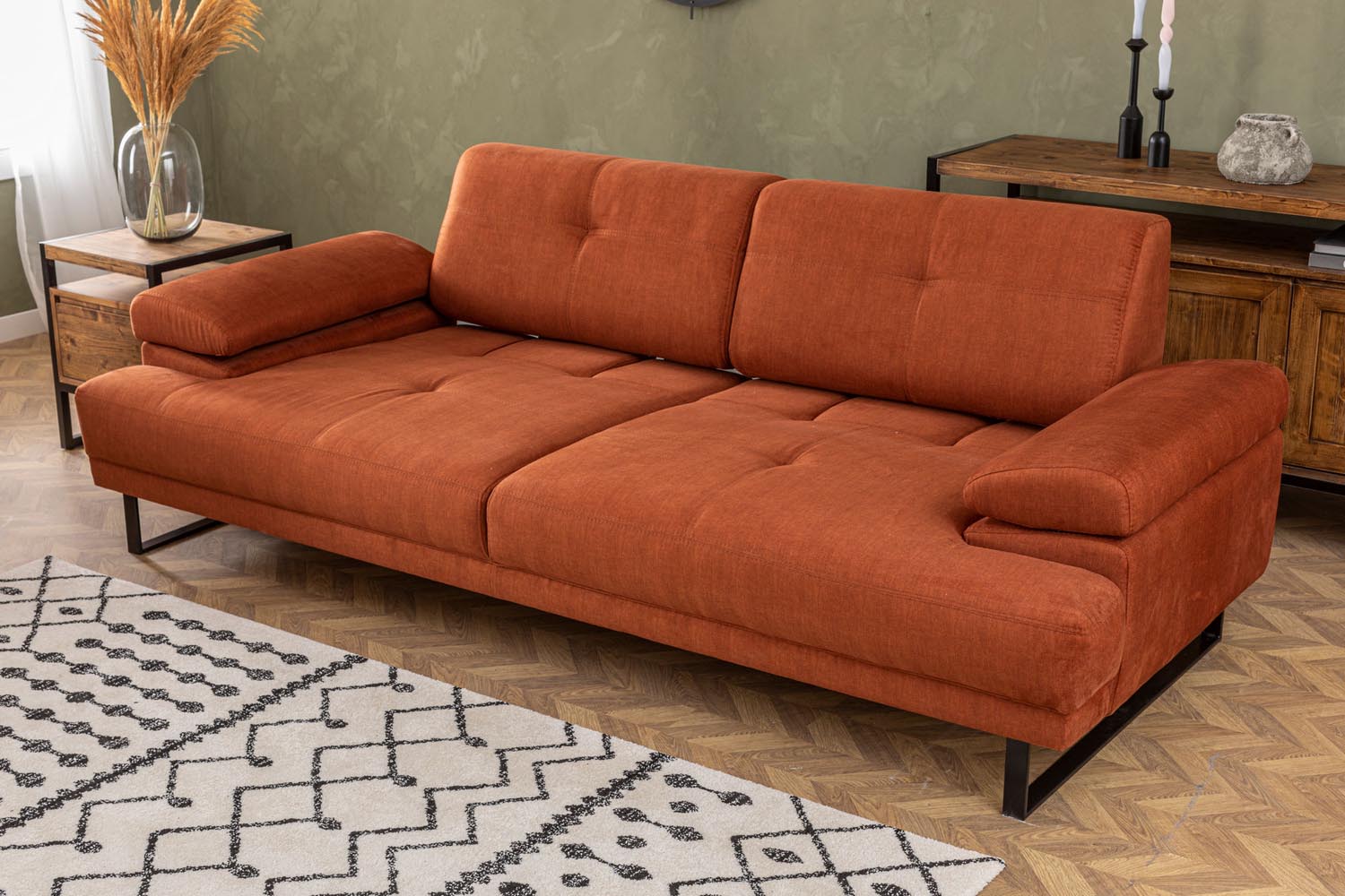 Verleihen Sie Ihrem Wohnraum mit dem Mustang Bettsofa in Orange von Atelier Del Sofa einen Hauch von Eleganz und Komfort – ideal für entspannte Abende und Übernachtungsgäste!