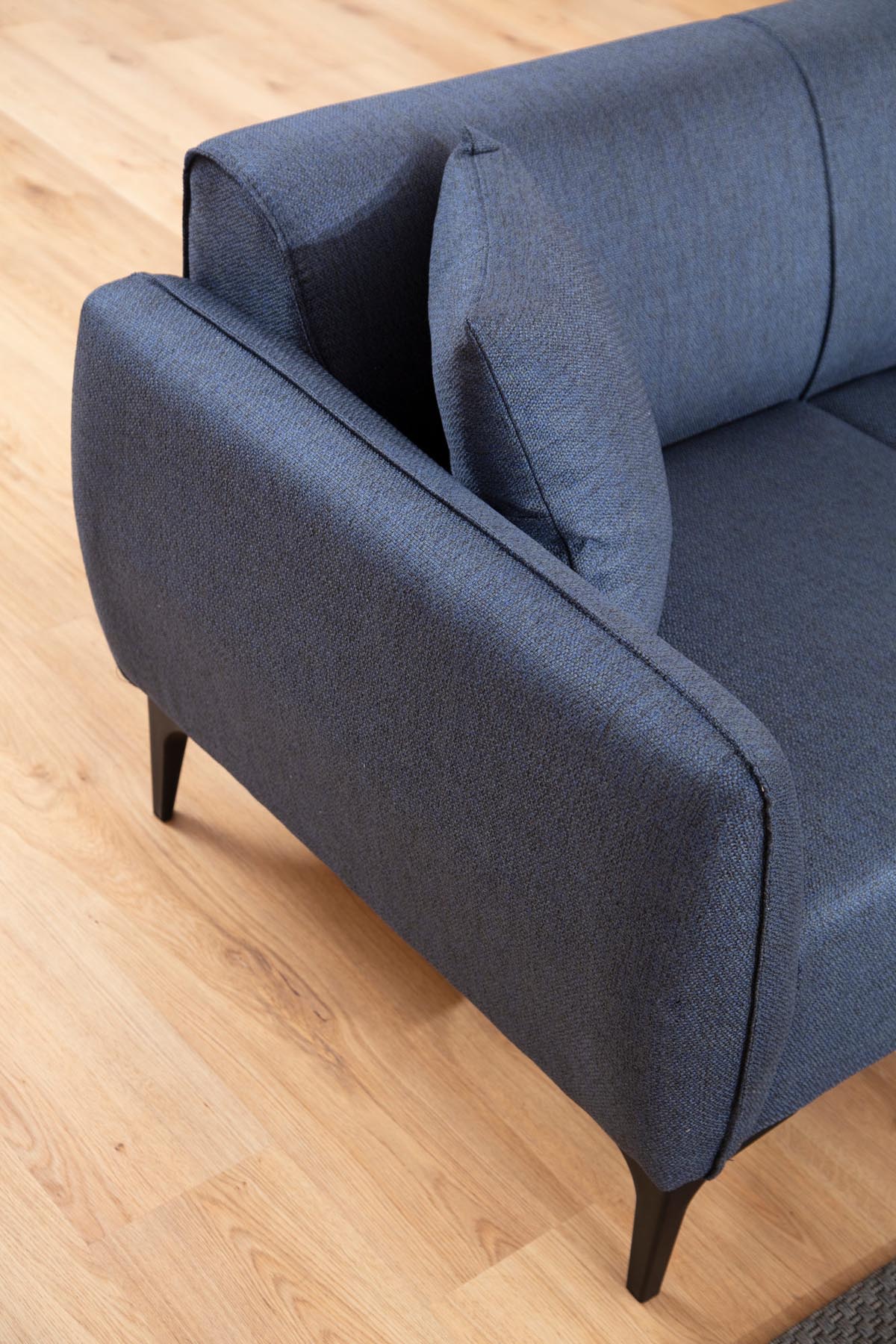 Genießen Sie den luxuriösen Ohrensessel Belissimo - Blue von Atelier Del Sofa. Er bietet unvergleichlichen Komfort und verleiht Ihrem Raum einen Hauch von Eleganz.