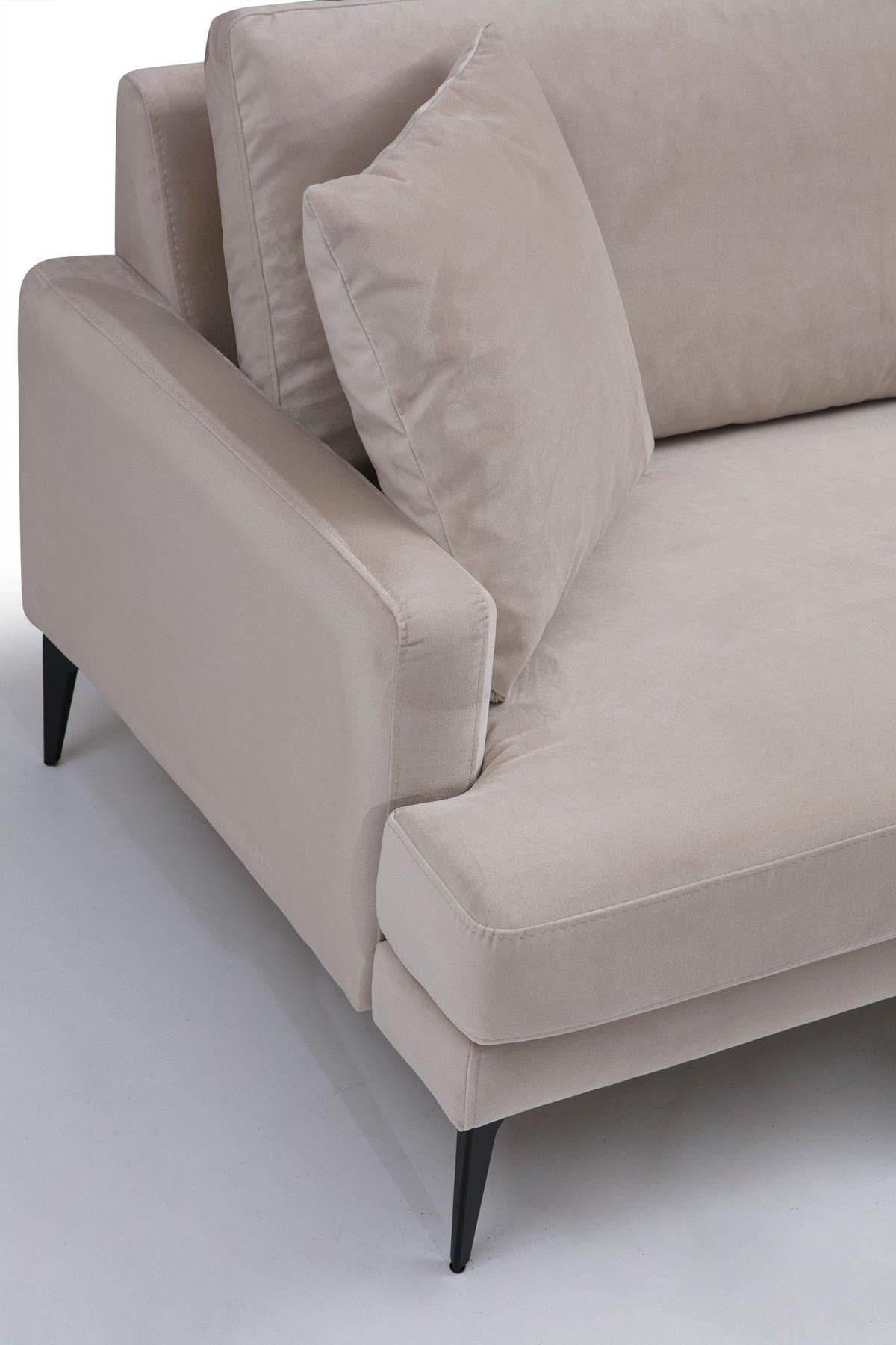 Genießen Sie stilvollen Komfort mit dem Papira 2-Sitzer Sofa in Beige. Ideal für jedes Zuhause, vereint es Eleganz und Bequemlichkeit.