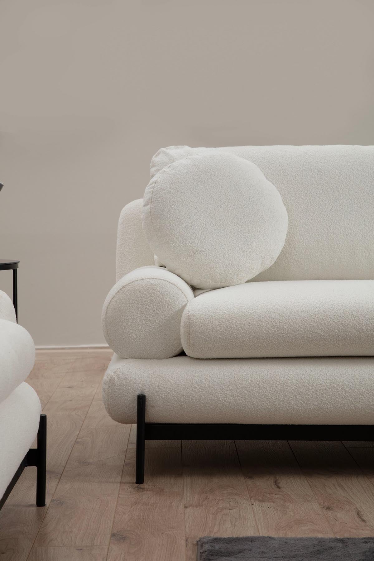 Genießen Sie den Livorno - White Ohrensessel von Atelier Del Sofa: Ein luxuriöser Sessel, der Komfort und zeitlose Eleganz in jeden Raum bringt.
