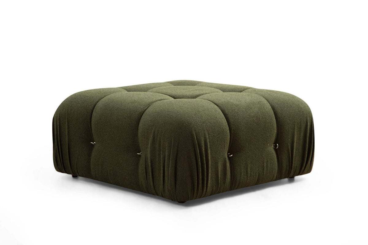 Grüner Bubble Pouf Tuffet von Atelier Del Sofa mit Polyesterbezug, rundem Sitzkissen und schwarzen Kunststoffbeinen, freigestellt fotografiert