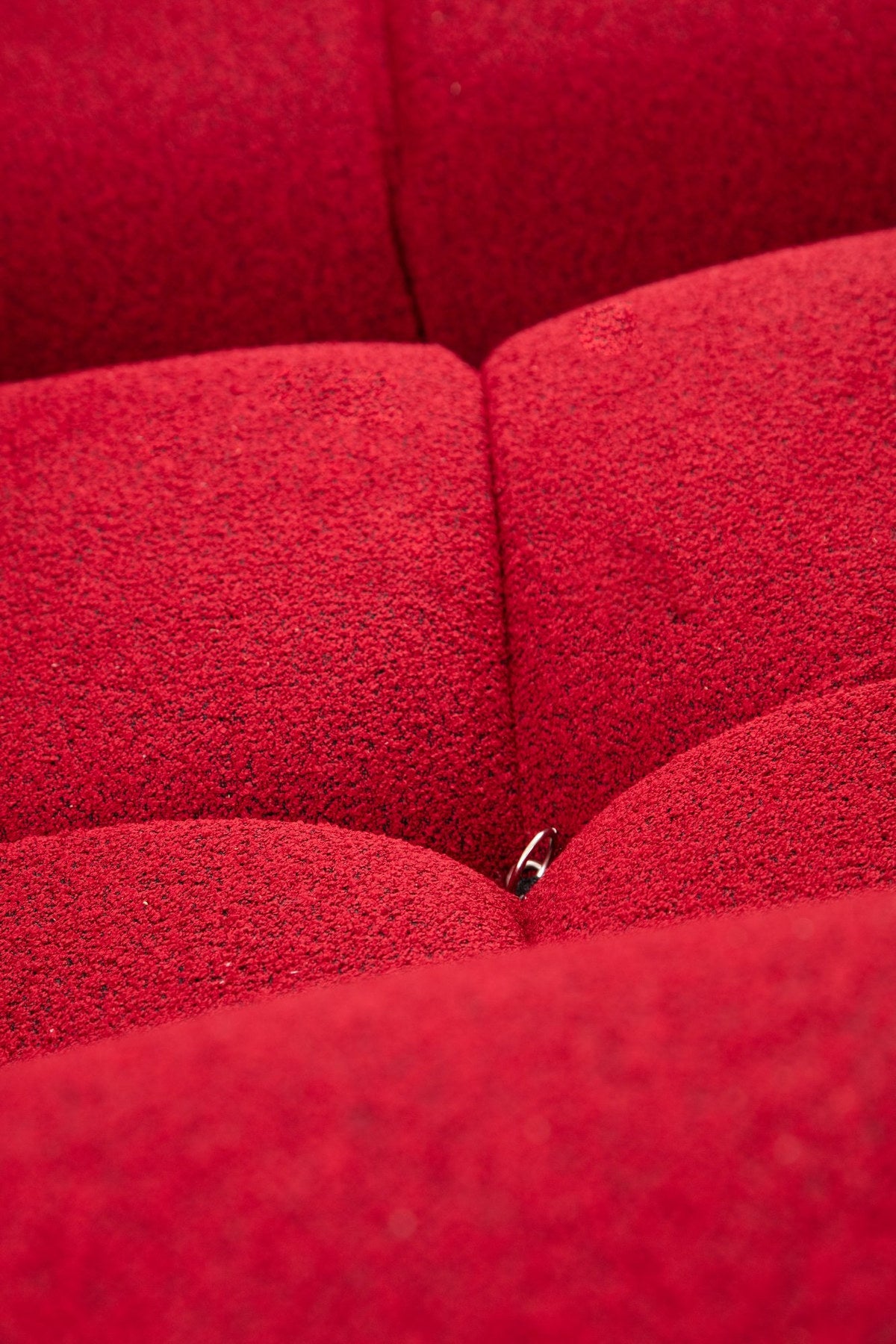 Roter Bubble Pouf Tuffet von Atelier Del Sofa mit Polyesterbezug, rundlicher Form und schwarzen Kunststoffbeinen, Gestell aus Buchenholz und Spanplatte.