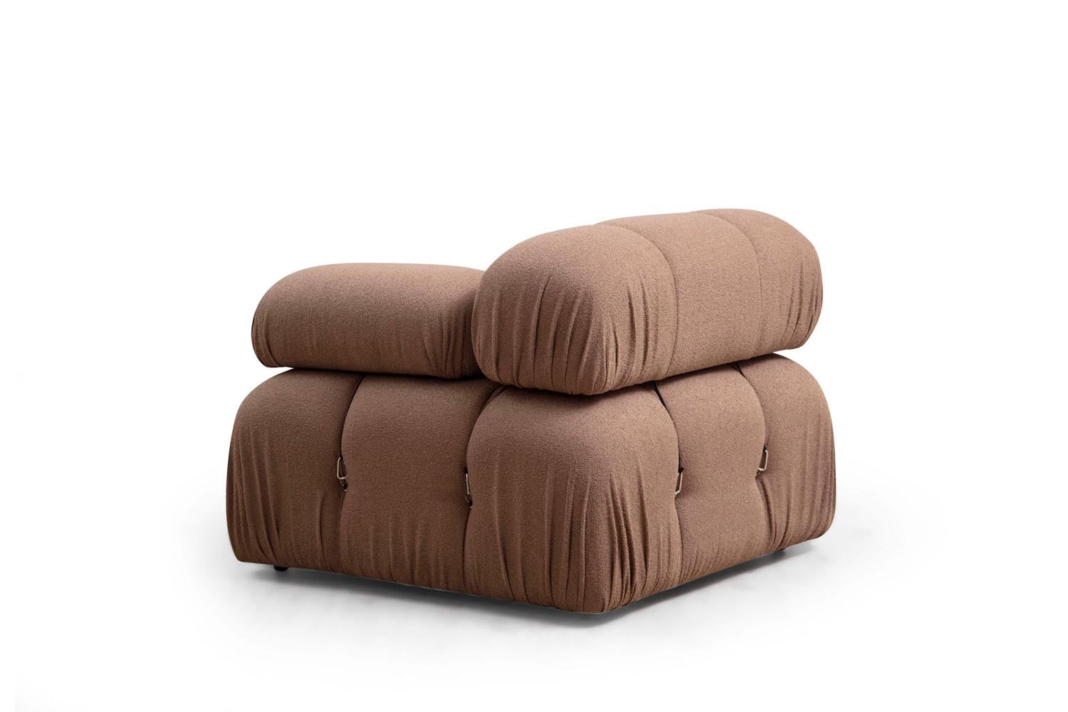 Erleben Sie das Bubble 1R Sofa in elegantem Braun – ein modulares Meisterwerk, das Komfort und Stil in Ihr Zuhause bringt.