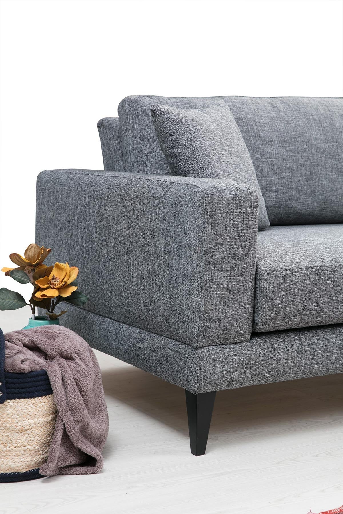 Entdecken Sie das Nordic 2-Sitzer Sofa in Dunkelgrau von Atelier Del Sofa – stilvolles Design trifft auf höchsten Sitzkomfort für Ihr Zuhause.