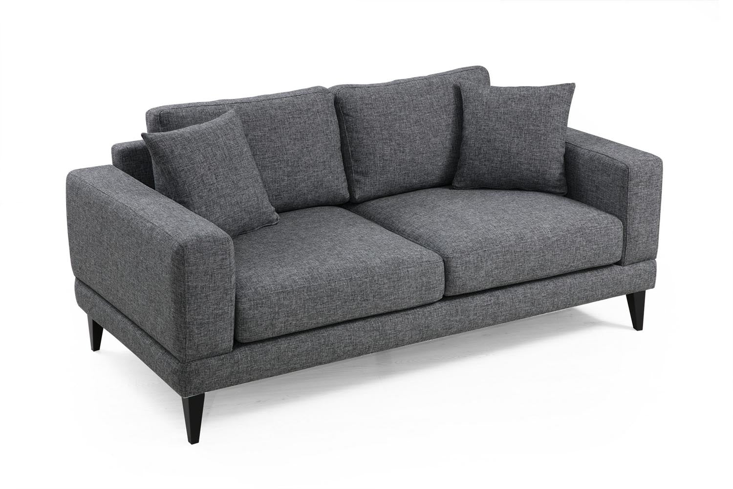 Genießen Sie mit dem Nordic 2-Sitzer Sofa in Dunkelgrau von Atelier Del Sofa ultimativen Komfort und zeitlose Eleganz in Ihrem Wohnraum.