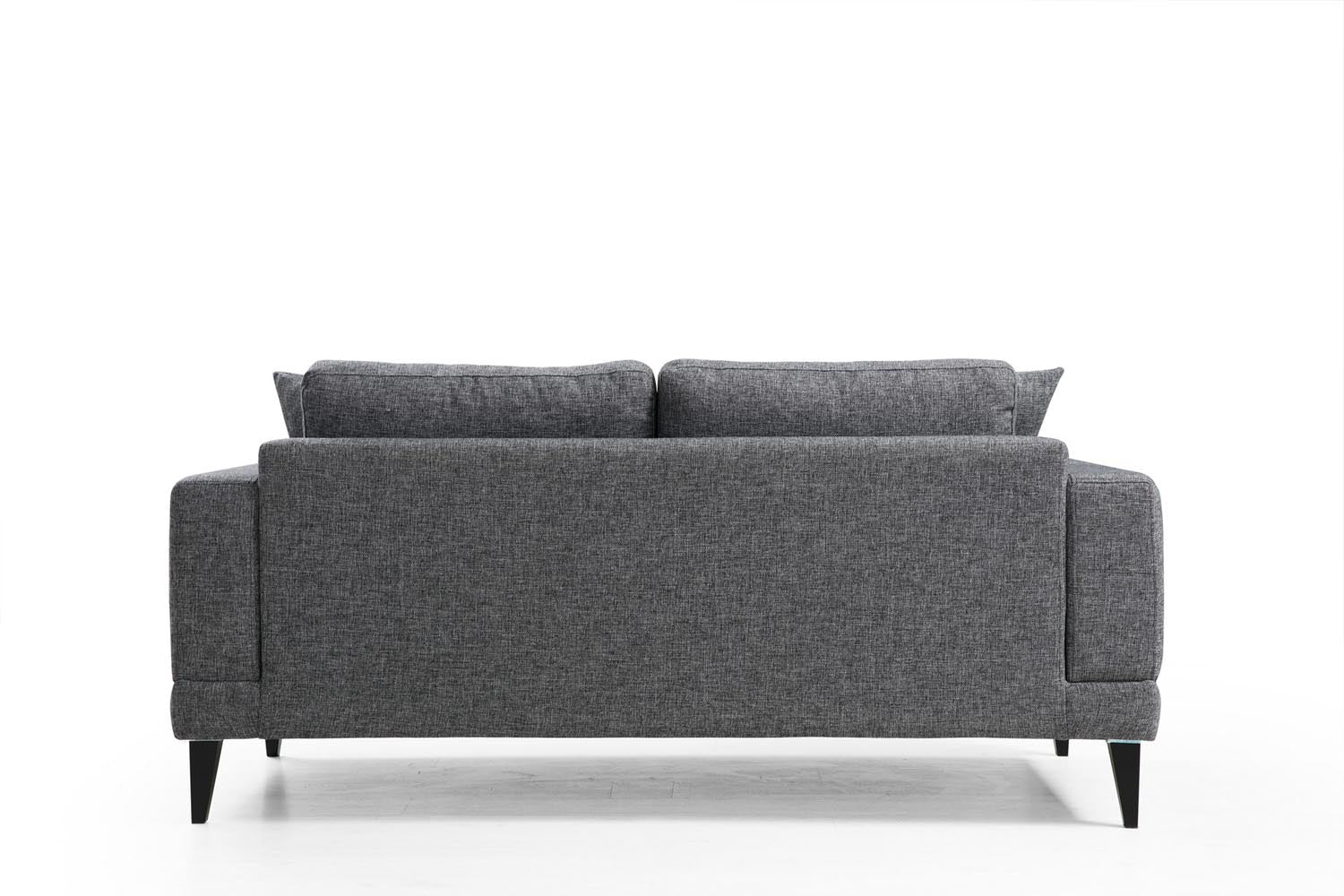 Genießen Sie mit dem Nordic 2-Sitzer Sofa in Dunkelgrau von Atelier Del Sofa ultimativen Komfort und zeitlose Eleganz in Ihrem Wohnraum.