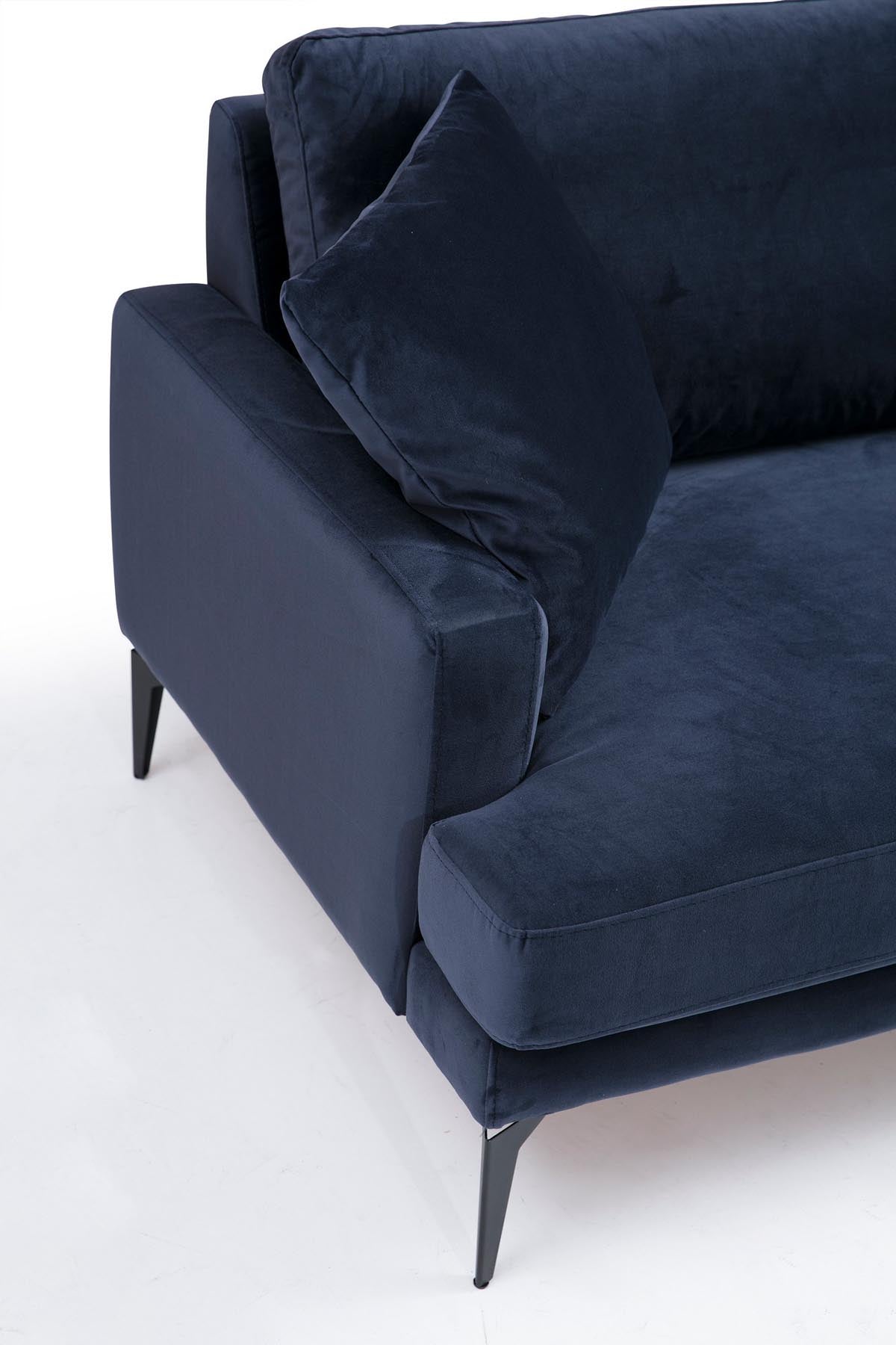 Erleben Sie das elegante Papira 2-Sitzer-Sofa in Marineblau von Atelier Del Sofa. Ideal für stilvolle Wohnräume, bietet es unvergleichlichen Komfort und zeitloses Design.