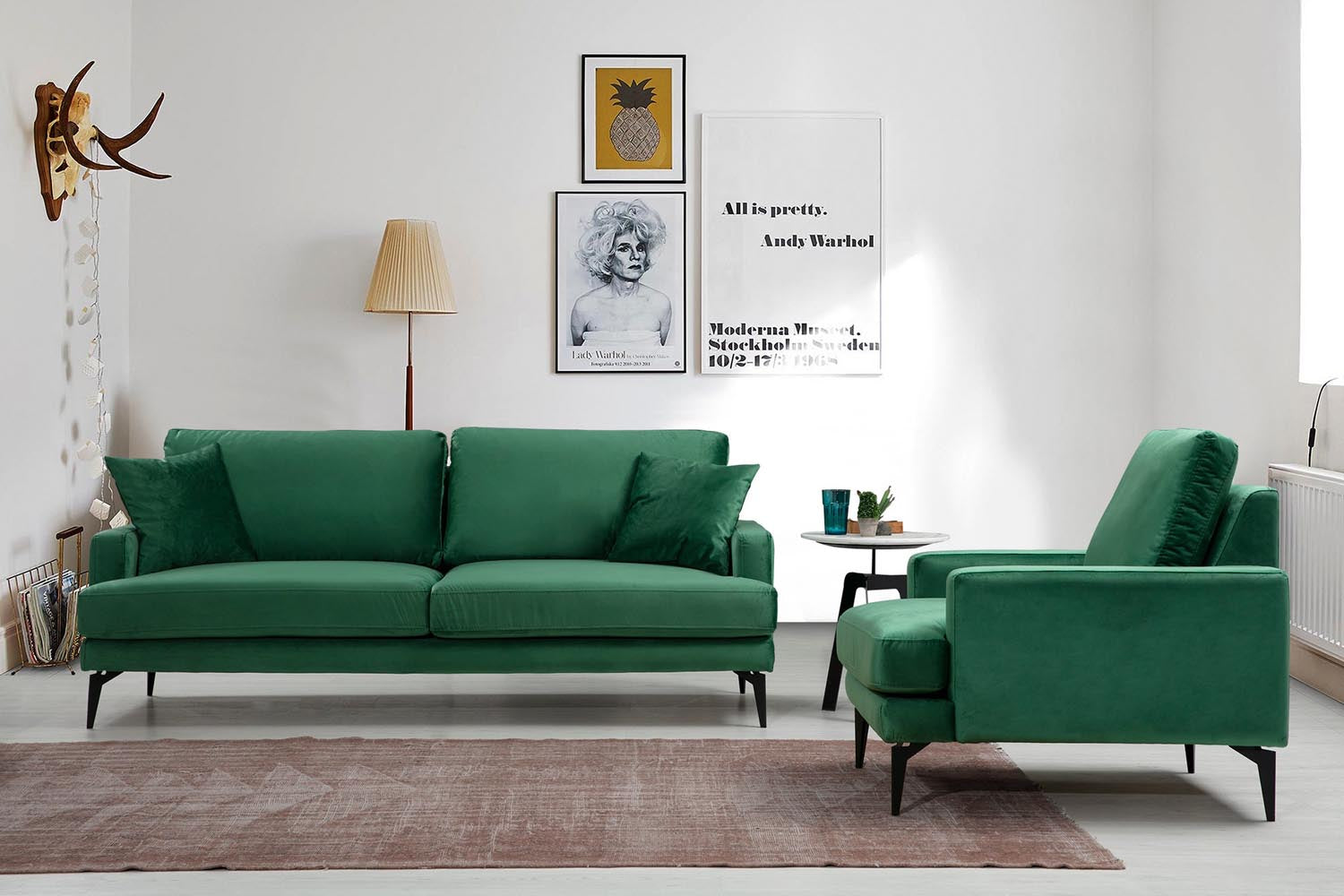 Verleihen Sie Ihrem Wohnraum mit dem Papira 2-Sitzer-Sofa in frischem Grün von Atelier Del Sofa einen Hauch von Eleganz und unvergleichlichem Komfort.