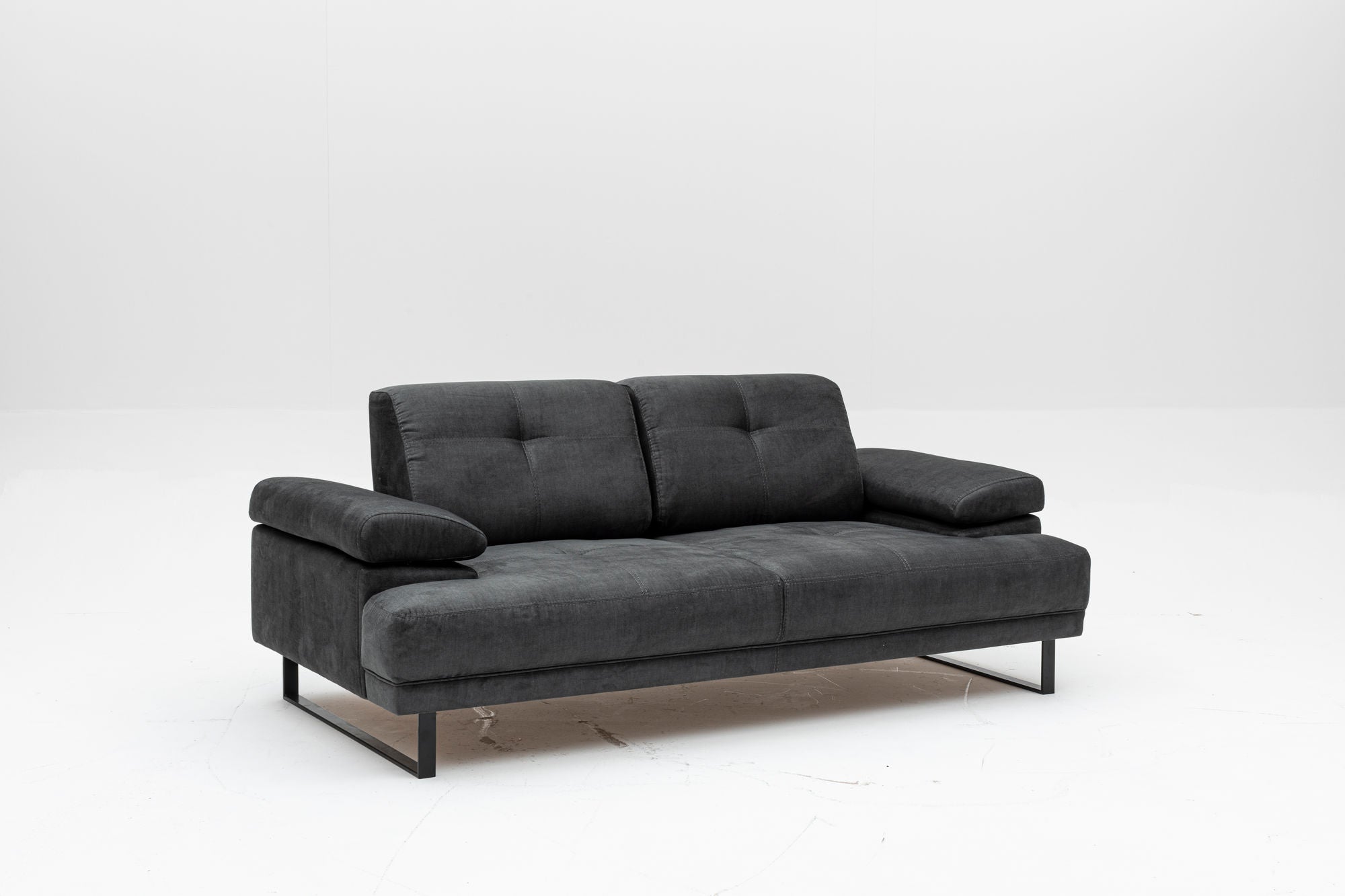 Erleben Sie das Mustang Bettsofa von Atelier Del Sofa in edlem Anthrazit. Ideal für entspannte Stunden und stilvolle Wohnakzente.