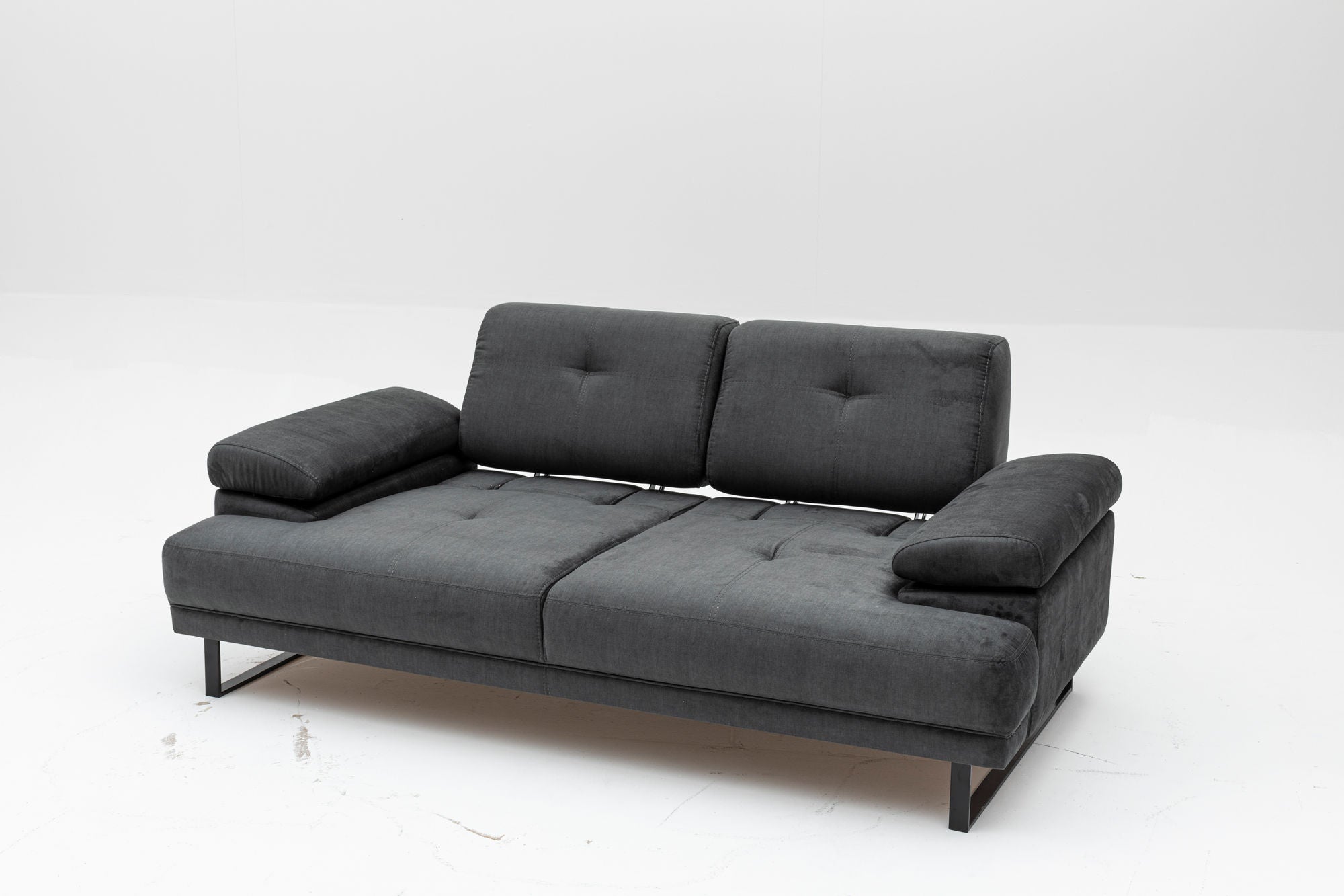 Erleben Sie das Mustang Bettsofa von Atelier Del Sofa in edlem Anthrazit. Ideal für entspannte Stunden und stilvolle Wohnakzente.