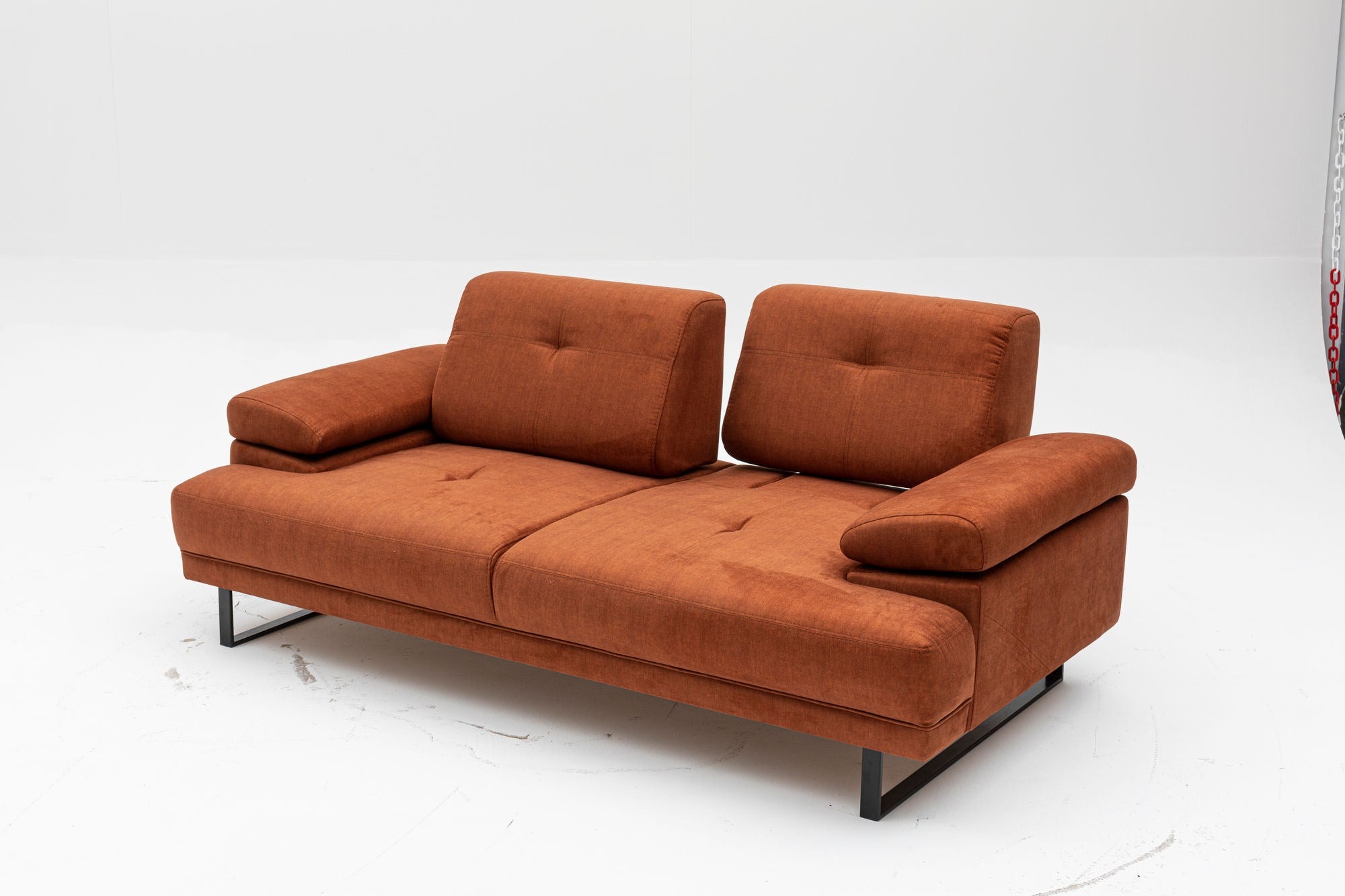 Verleihen Sie Ihrem Wohnraum mit dem Mustang Bettsofa in Orange von Atelier Del Sofa einen Hauch von Eleganz und Komfort – ideal für entspannte Abende und Gästeübernachtungen!