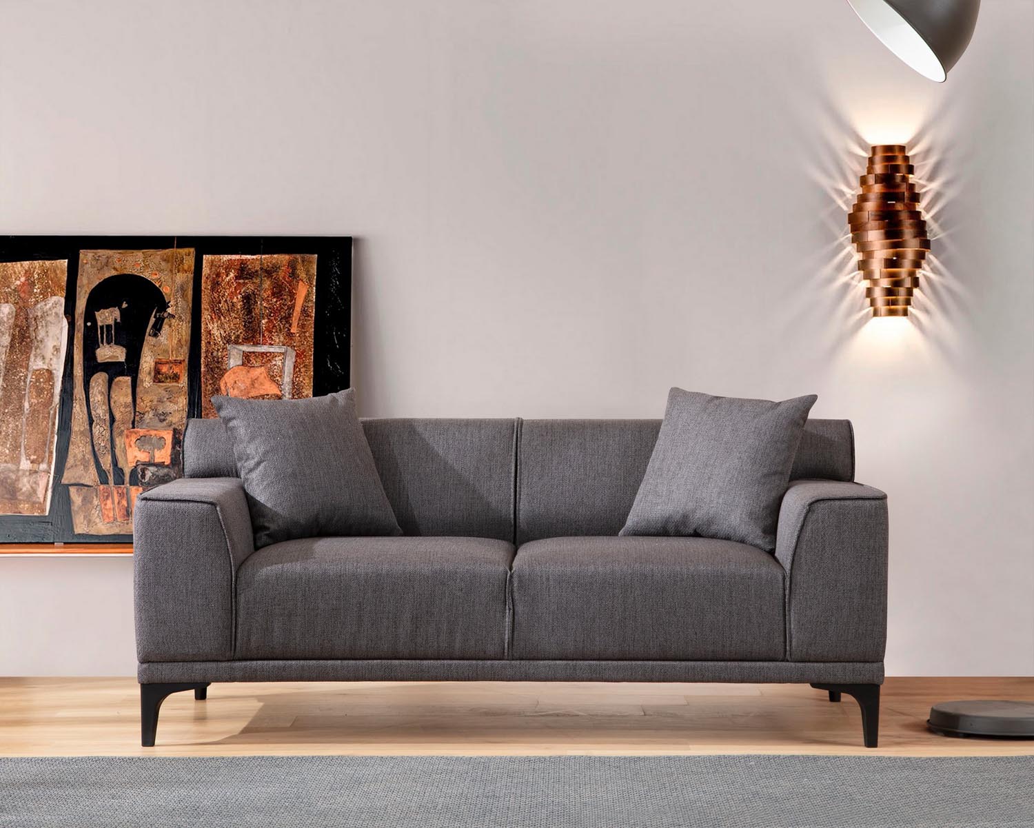Entdecken Sie das elegante Petra 2 2er Sofa in Anthrazit von Atelier Del Sofa. Luxuriöser Komfort und zeitloses Design für Ihr Zuhause.