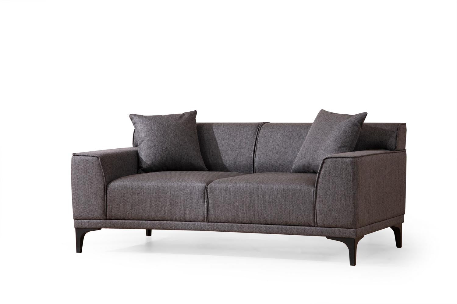 Entdecken Sie das elegante Petra 2 2er Sofa in Anthrazit von Atelier Del Sofa. Luxuriöser Komfort und zeitloses Design für Ihr Zuhause.