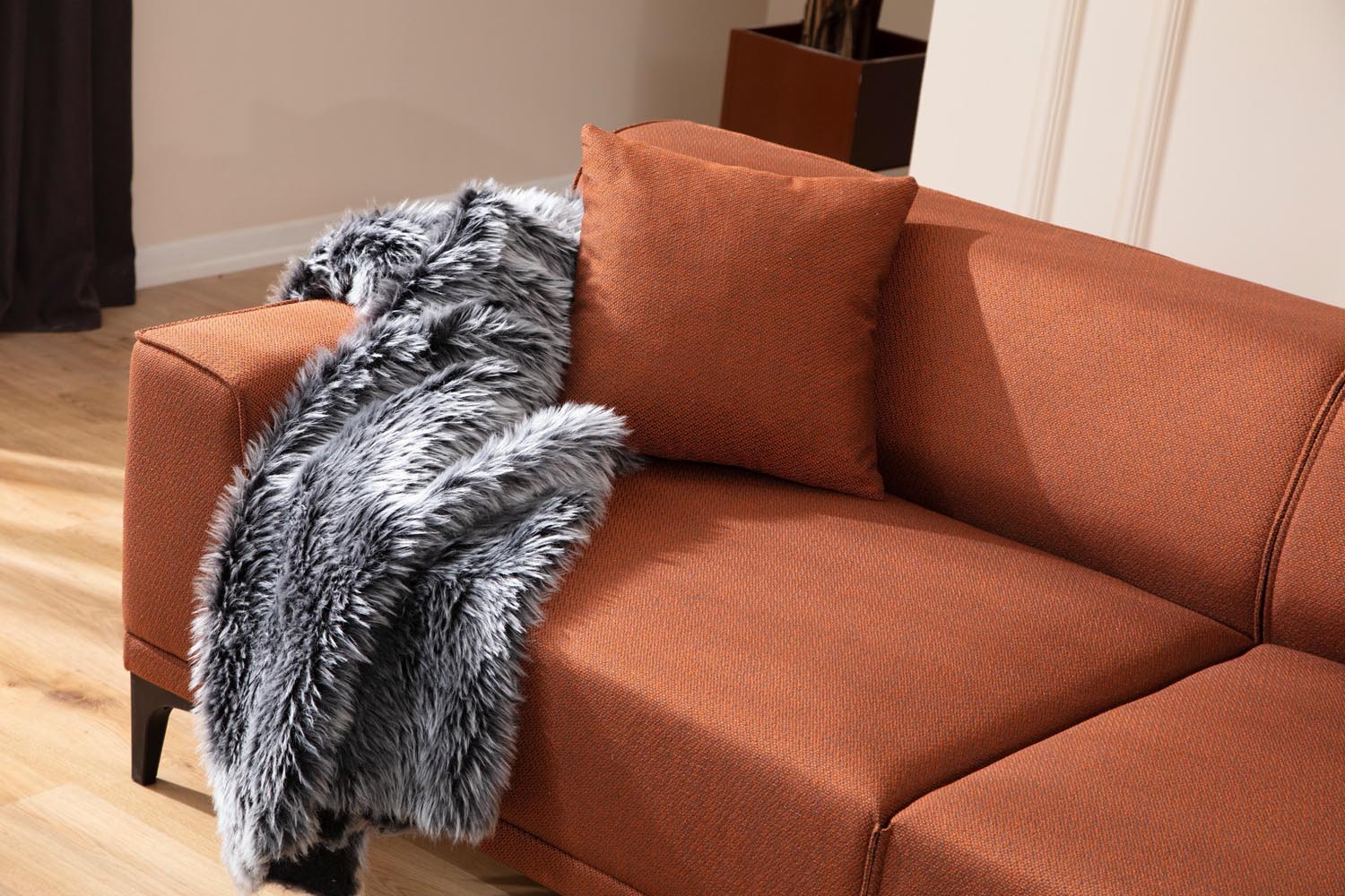 Verleihen Sie Ihrem Wohnraum mit dem eleganten Petra 3 3er Sofa in strahlendem Orange von Atelier Del Sofa einen Hauch von Luxus und Komfort!