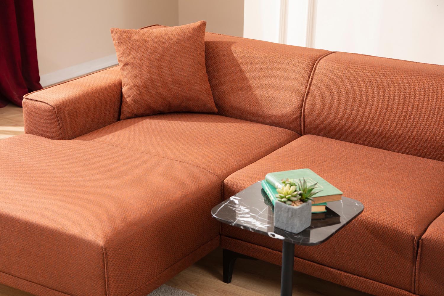 Bringen Sie Farbe und Eleganz in Ihr Zuhause mit dem Petra L Corner Ecksofa in strahlendem Orange von Atelier Del Sofa – der perfekte Blickfang für Ihr Wohnzimmer!