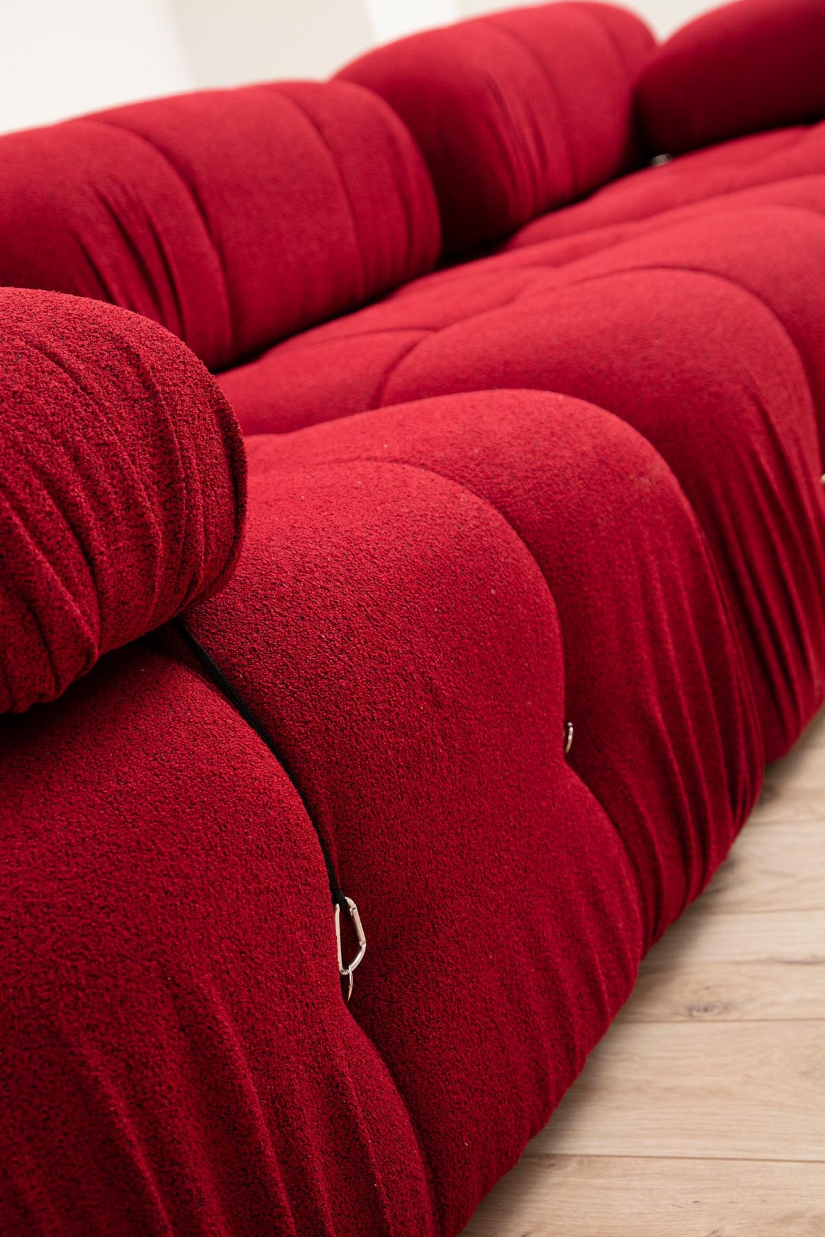 Entdecken Sie das stilvolle Bubble Corner Ecksofa in Rot von Atelier Del Sofa – der Inbegriff von Komfort und modernem Design für Ihr Zuhause.