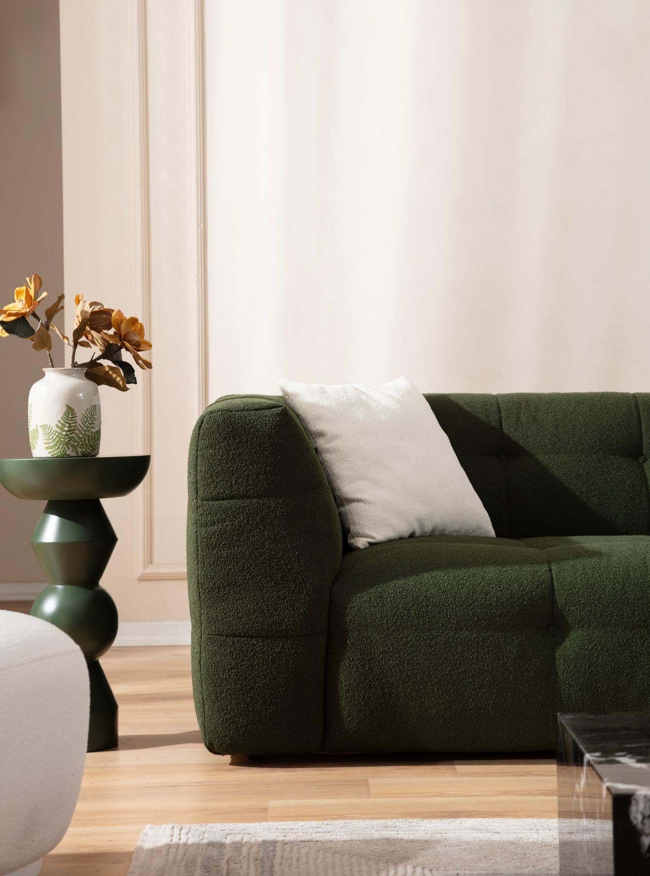 Entdecken Sie das Cady 3er Sofa in edlem Grün von Atelier Del Sofa. Perfekt für Komfort und Stil in Ihrem Wohnraum – ideal zum Entspannen und Genießen!