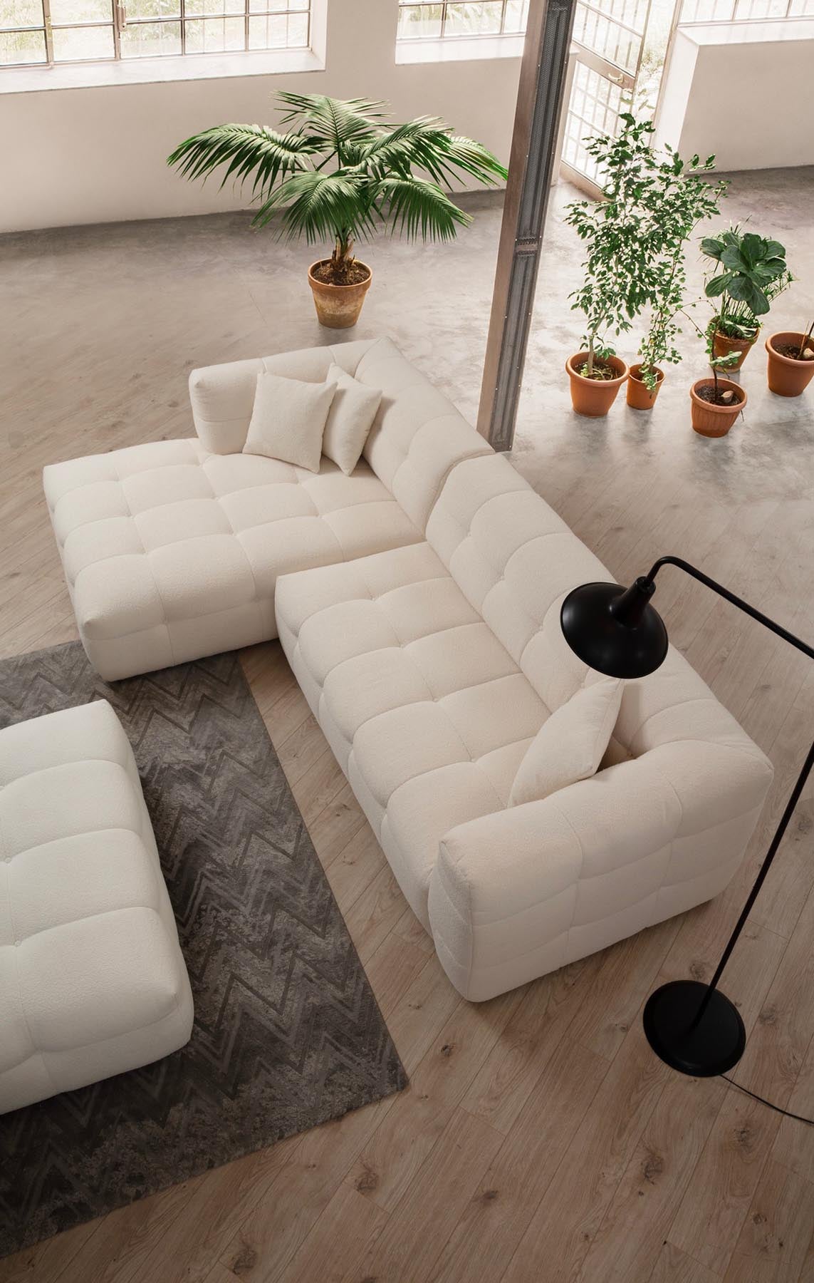 Genießen Sie das elegante Cady 3-Sitzer Ecksofa in Beige von Atelier Del Sofa – der Inbegriff von Komfort und zeitloser Schönheit für Ihr Wohnzimmer.
