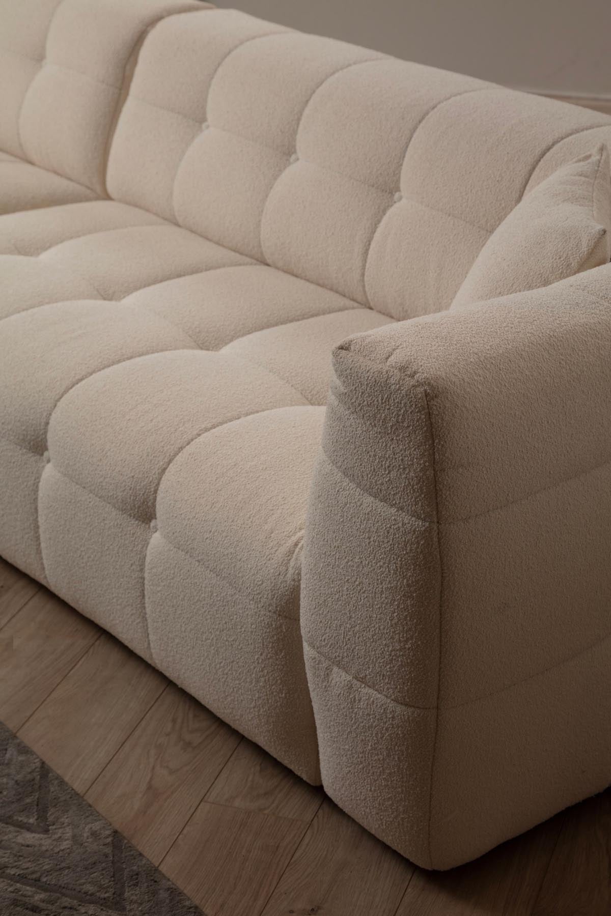 Entdecken Sie das stilvolle Cady 3-Sitzer Ecksofa in Beige von Atelier Del Sofa – die perfekte Kombination aus modernem Design und unvergleichlichem Komfort für Ihr Zuhause.