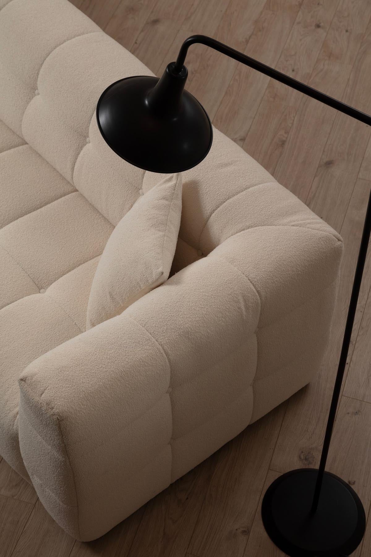 Verleihen Sie Ihrem Wohnraum mit dem eleganten Cady 3-Sitzer Ecksofa in Beige von Atelier Del Sofa einen Hauch von Luxus und Komfort.