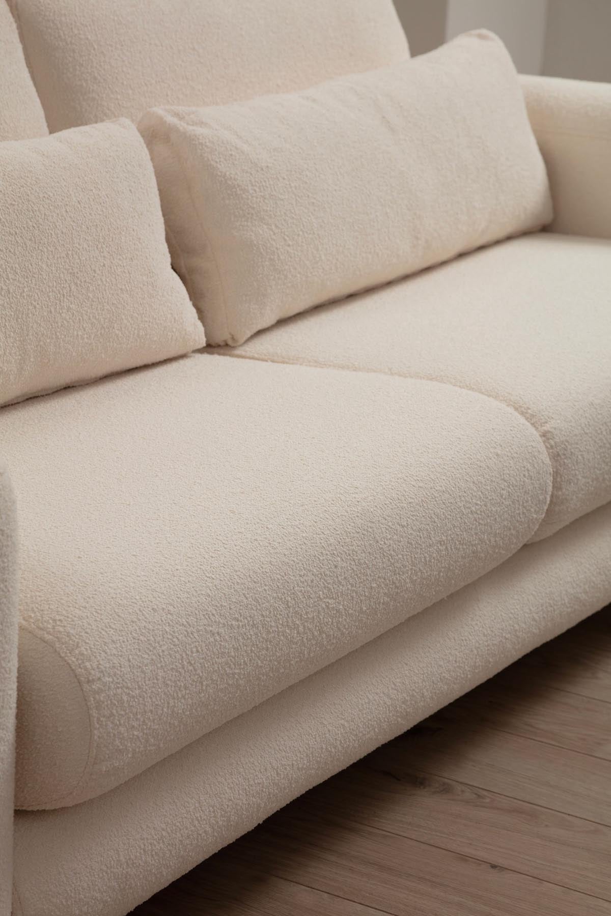 Genießen Sie das Lily Cream 2er Sofa von Atelier Del Sofa – stilvolles Design trifft auf unvergleichlichen Komfort für Ihr Wohnambiente.