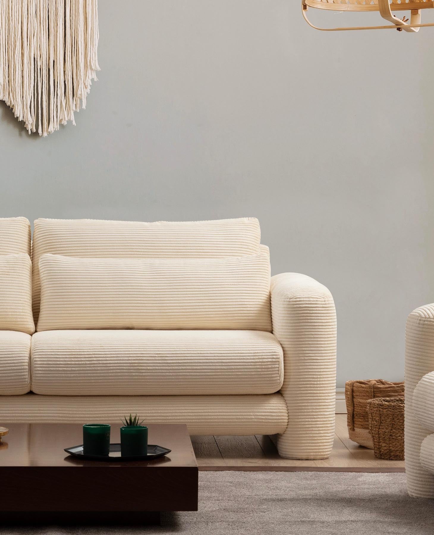 Entdecken Sie das stilvolle Lily Beige 2er Sofa von Atelier Del Sofa. Perfekt für jeden Raum, bietet es außergewöhnlichen Komfort und zeitloses Design.