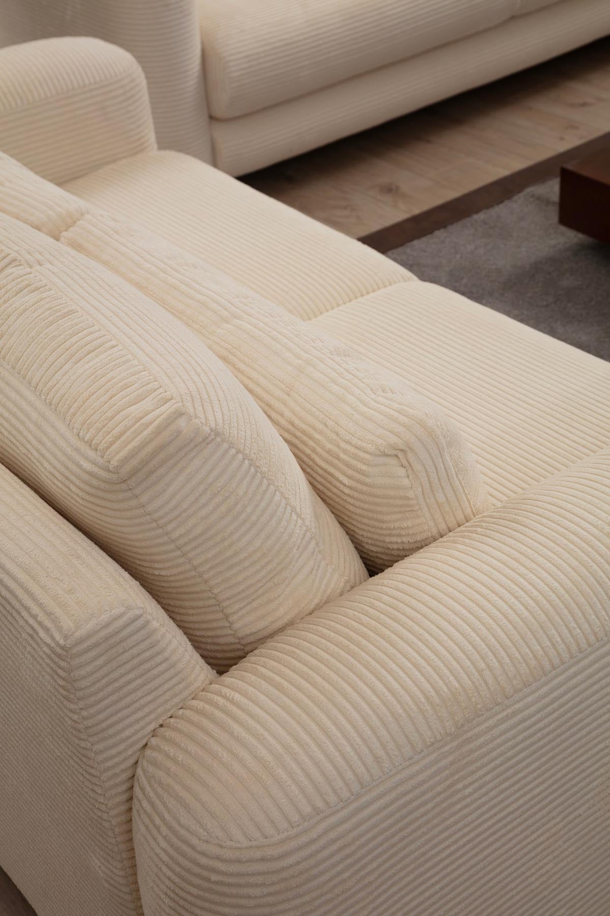 Erleben Sie das elegante Lily Beige 2er Sofa von Atelier Del Sofa. Ideal für kleine Räume, vereint es Komfort und modernes Design in einem stilvollen Möbelstück.