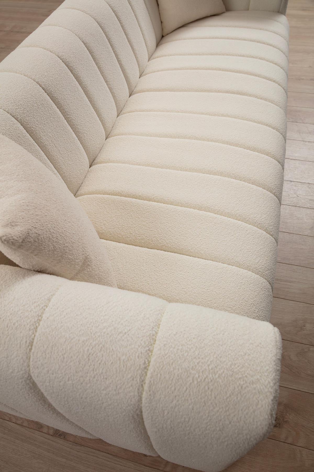 Erleben Sie das Royal 3 3er Sofa in Sahne von Atelier Del Sofa – eine harmonische Verbindung aus Eleganz, Komfort und zeitloser Qualität.