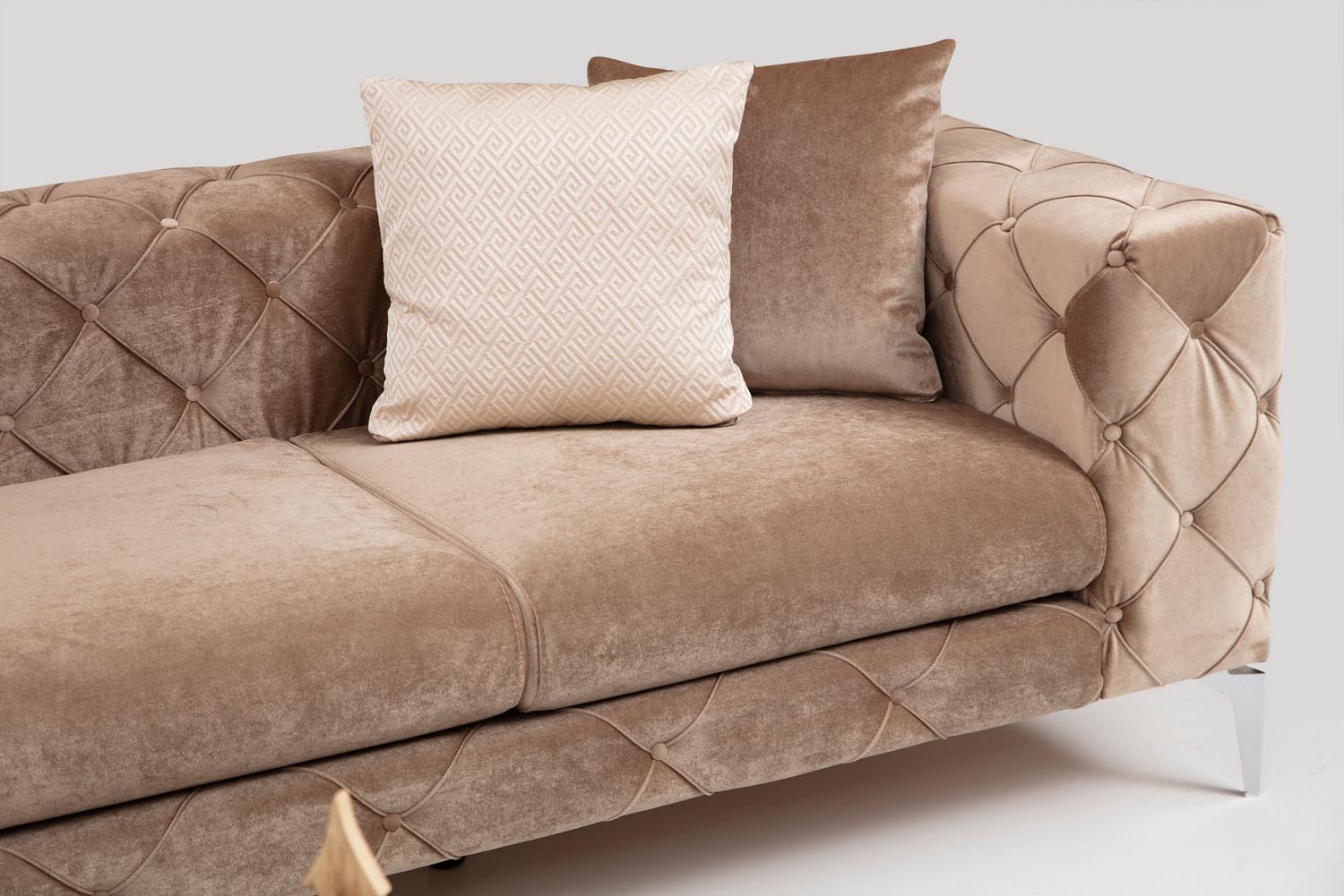 Entdecken Sie das Como 4er Sofa in Dunkelcreme von Atelier Del Sofa – eine stilvolle Kombination aus Komfort und Eleganz für Ihr Zuhause.