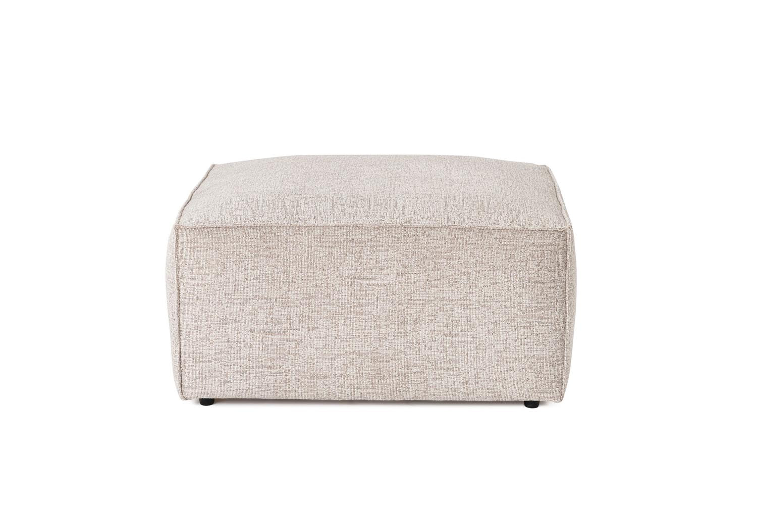 Erleben Sie den Lora Pouffe in Mokka von Atelier Del Sofa – ein luxuriöser Pouf, der mit seinem eleganten Design und unvergleichlichem Komfort jeden Raum aufwertet.