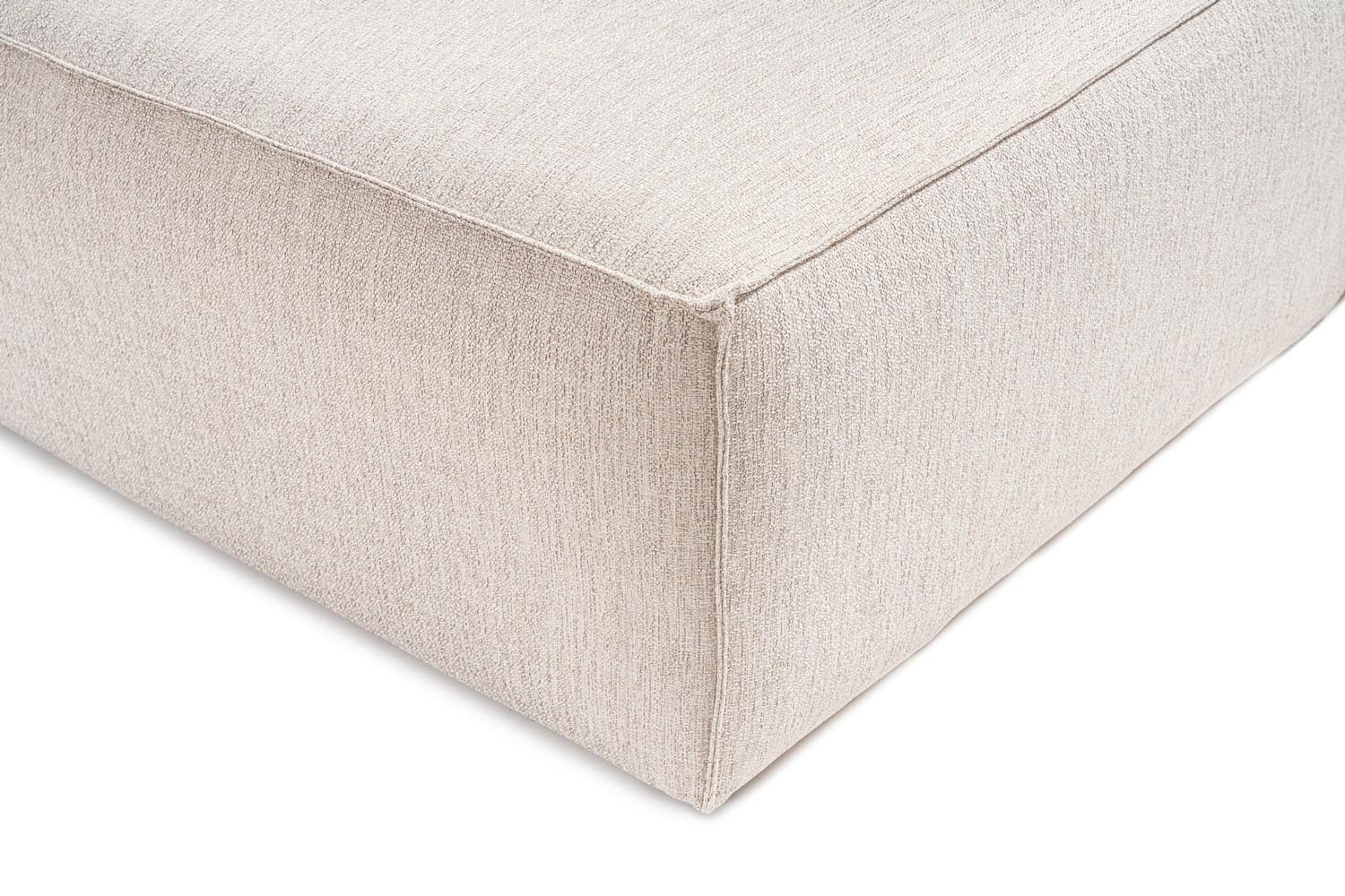 Entdecken Sie den Lora Pouffe in Hellbraun von Atelier Del Sofa – ein stilvolles Möbelstück, das Eleganz und Gemütlichkeit in Ihr Zuhause bringt.