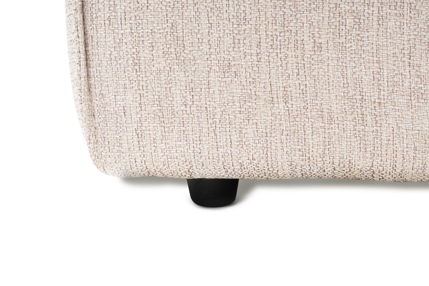 Verleihen Sie Ihrem Raum mit dem Lora Pouffe in Hellbraun von Atelier Del Sofa einen Hauch von Luxus und Komfort – ideal für jeden Wohnstil.