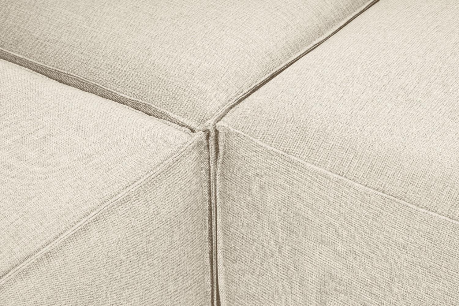 Erleben Sie das Fora Ecksofa in Ecru von Atelier Del Sofa – eine perfekte Kombination aus Eleganz und Komfort für Ihr modernes Wohnzimmer.
