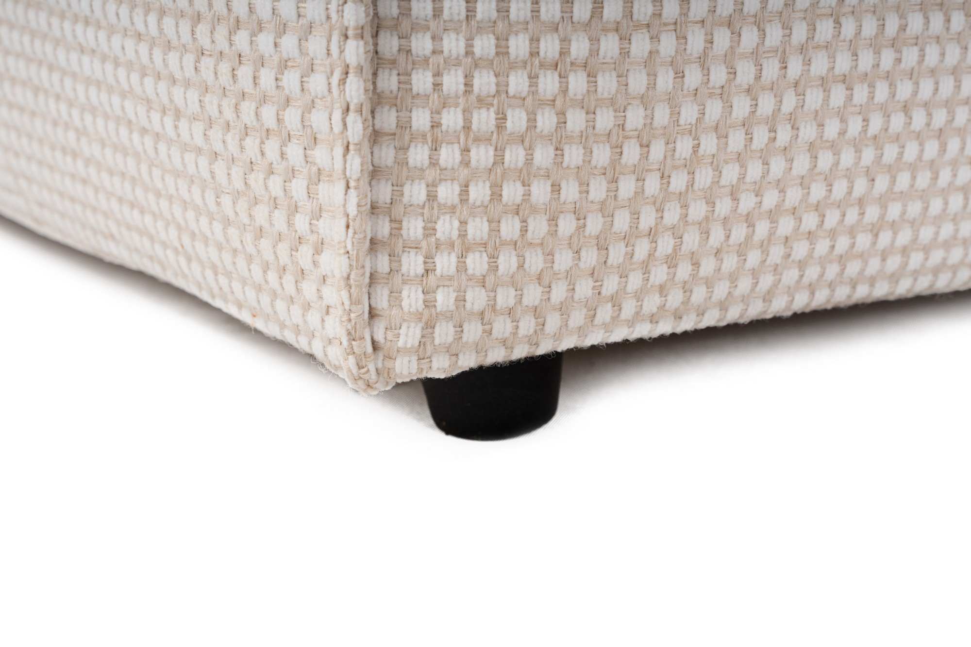 Erleben Sie den Lora Pouffe in Weiß von Atelier Del Sofa – ein luxuriöser Hocker, der Komfort und zeitlose Eleganz in Ihr Zuhause bringt.