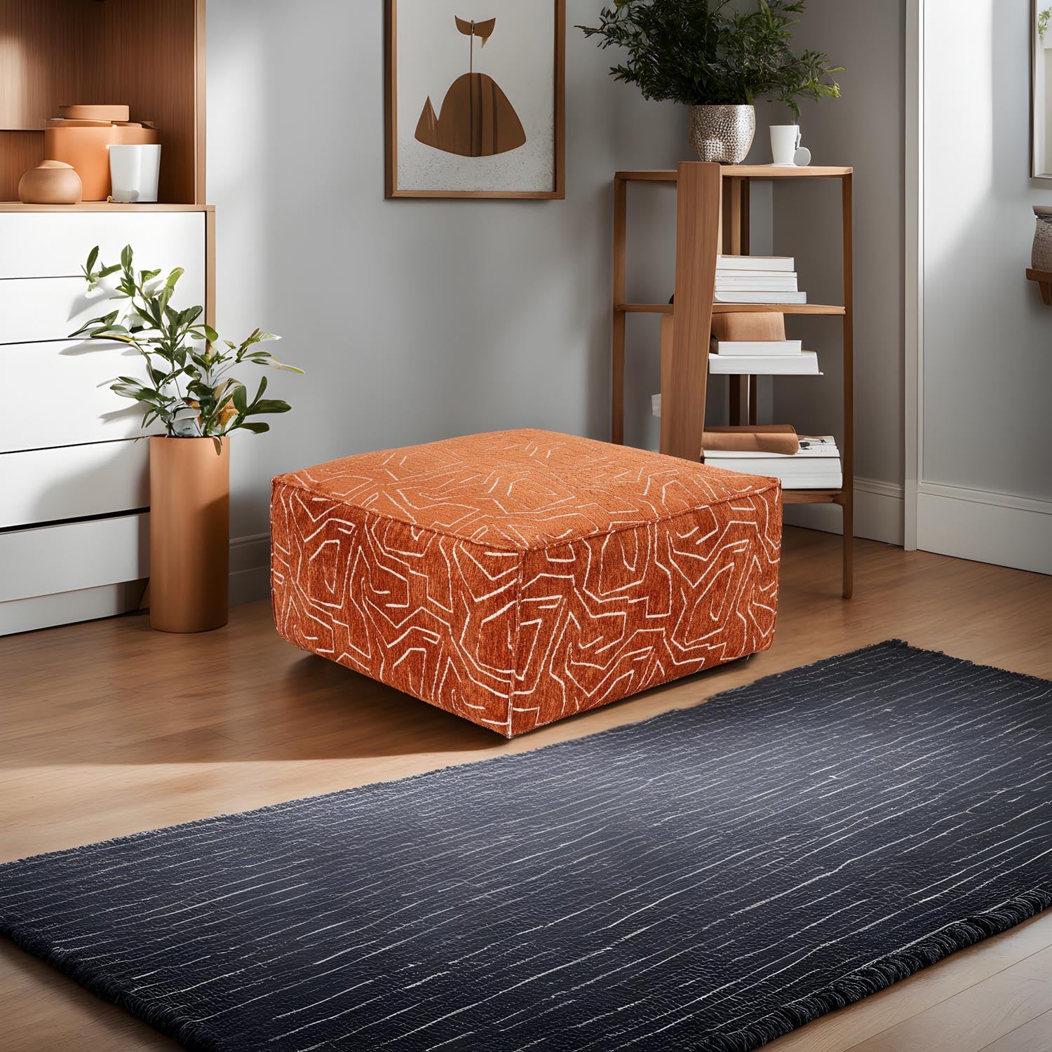 Verleihen Sie Ihrem Raum mit dem Lora Pouffe in Orange von Atelier Del Sofa einen Hauch von lebendiger Eleganz und unvergleichlichem Komfort.