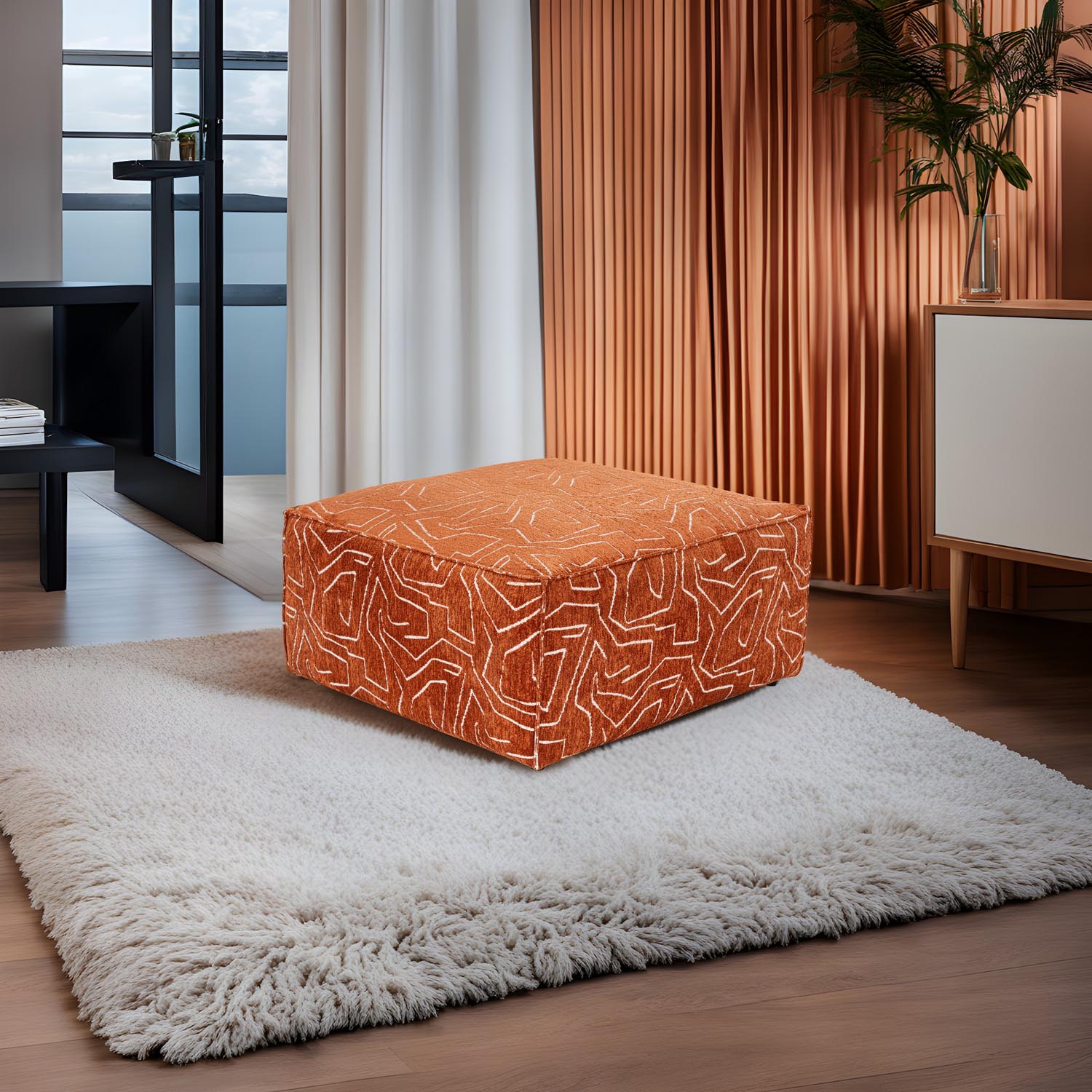 Entdecken Sie den Lora Pouffe in Orange von Atelier Del Sofa – ein stilvolles Möbelstück, das Komfort und Farbe in Ihr Zuhause bringt.
