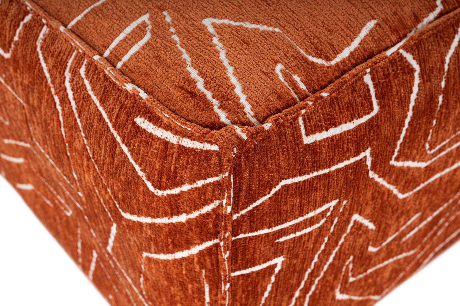 Verleihen Sie Ihrem Raum mit dem Lora Pouffe in lebhaftem Orange von Atelier Del Sofa einen Hauch von Eleganz und Komfort – ideal für jedes Zuhause!