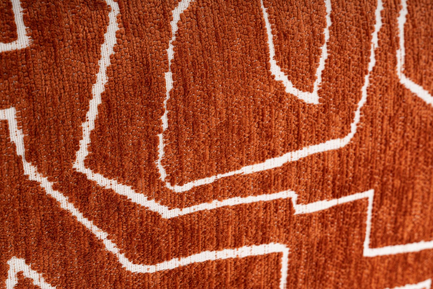 Entdecken Sie den Lora Pouffe in strahlendem Orange von Atelier Del Sofa – ein stilvolles Möbelstück, das Komfort und Farbe in Ihr Zuhause bringt!