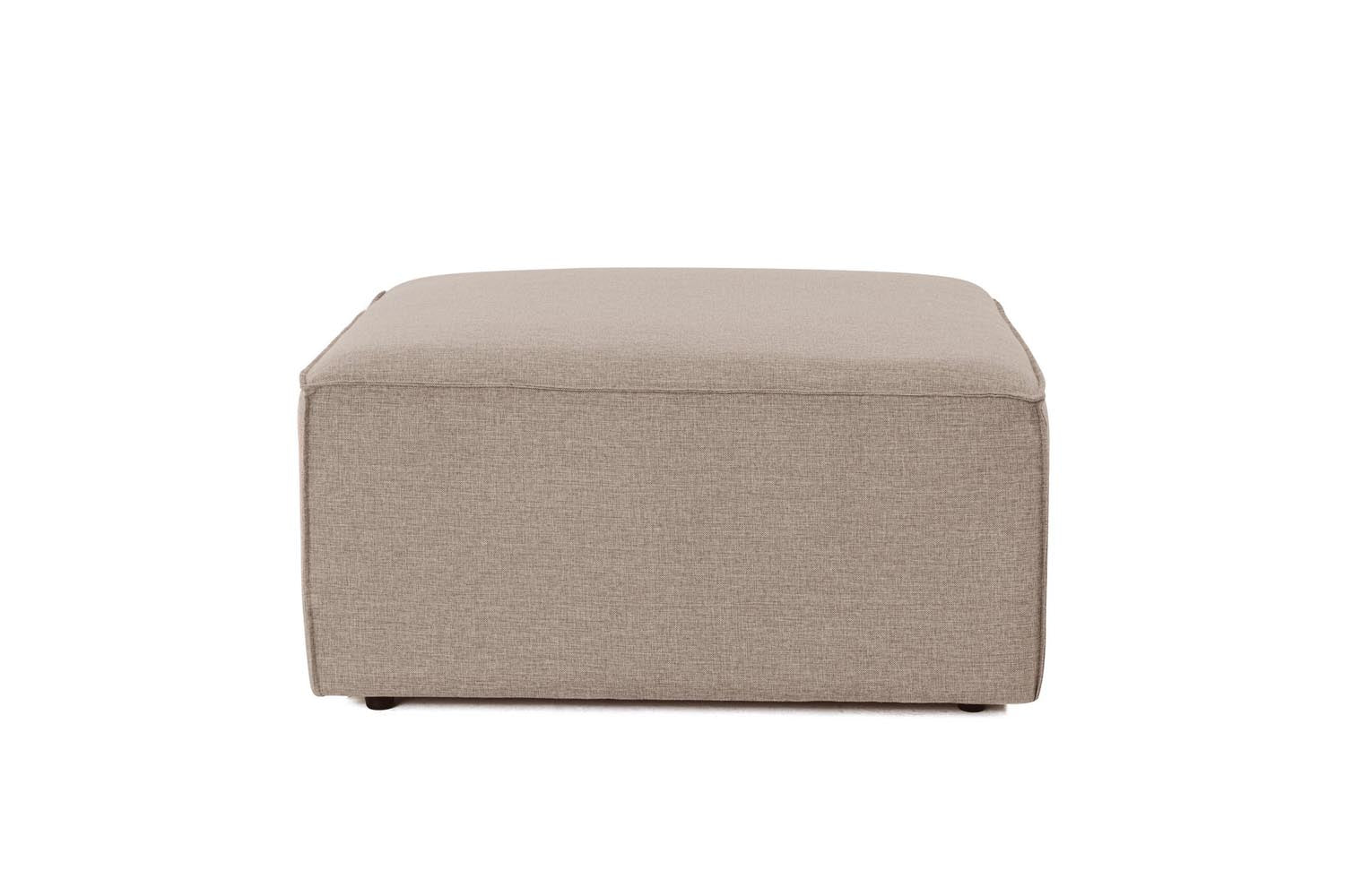 Erleben Sie den Fora Pouffe in Braun von Atelier Del Sofa – ein stilvoller Hocker, der Eleganz und Komfort in Ihr Zuhause bringt.